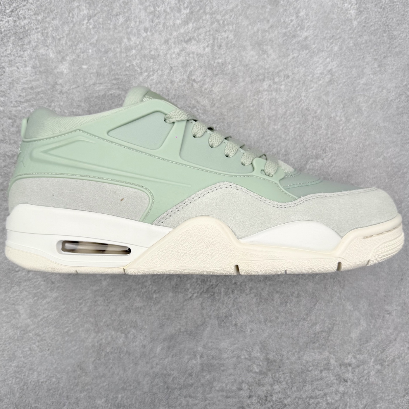 ＃KZ纯原 Air Jordan AJ4 RM 重制版低帮复古篮球鞋 FQ7940-003 亲自操刀耗时半年巨作 全套原纸板楦头开发 确保原汁原味 完美呈现版型 一比一鞋头弧度高度鞋身弧度 原厂TPU 正确内里网布 菱角分明不变形无多余毛边 柔软性质感一致于原鞋 原厂织唛标 原厂飞人电绣工艺 尾指中部跳三针 独家绑鞋带手法 印刷中底布 四线拉帮 米色美纹纸贴合固定 进口港宝加持 后跟自然饱满 全鞋荧光划线卡点 追求极致完美 每一双都是工艺品 多重QC质检 超越公司货的品控标准 实实在在的免检产品 采用了低帮的设计 并保留了众多AJ4的经典元素 鞋身以皮革、麂皮材质拼接打造 AJ4经典的TPU材质延伸至后跟 增强鞋款稳定性 而鞋身侧面的网格设计则被取消 尾部的NIKE AIR标志也得到保留 并同时带有飞人logo 中底部分同样搭载了可视AIR气垫 鞋底采用米白色中底和外底呈现 为整个设计收尾 尺码：36 36.5 37.5 38 38.5 39 40 40.5 41 42 42.5 43 44 44.5 45 46 47.5 48.5-选品中心