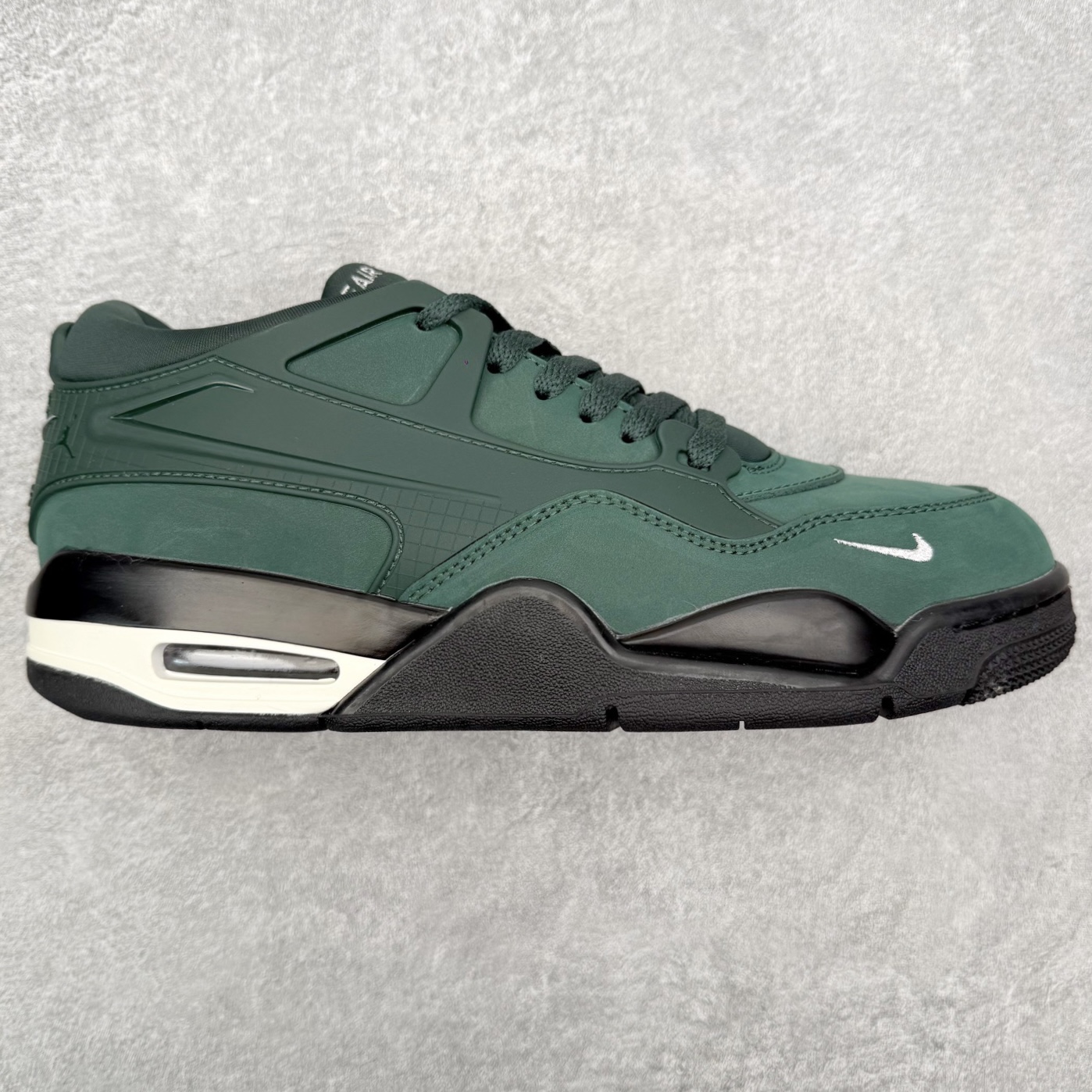 ＃KZ纯原 Air Jordan AJ4 RM 重制版低帮复古篮球鞋 HF4334-300 亲自操刀耗时半年巨作 全套原纸板楦头开发 确保原汁原味 完美呈现版型 一比一鞋头弧度高度鞋身弧度 原厂TPU 正确内里网布 菱角分明不变形无多余毛边 柔软性质感一致于原鞋 原厂织唛标 原厂飞人电绣工艺 尾指中部跳三针 独家绑鞋带手法 印刷中底布 四线拉帮 米色美纹纸贴合固定 进口港宝加持 后跟自然饱满 全鞋荧光划线卡点 追求极致完美 每一双都是工艺品 多重QC质检 超越公司货的品控标准 实实在在的免检产品 采用了低帮的设计 并保留了众多AJ4的经典元素 鞋身以皮革、麂皮材质拼接打造 AJ4经典的TPU材质延伸至后跟 增强鞋款稳定性 而鞋身侧面的网格设计则被取消 尾部的NIKE AIR标志也得到保留 并同时带有飞人logo 中底部分同样搭载了可视AIR气垫 鞋底采用米白色中底和外底呈现 为整个设计收尾 尺码：36 36.5 37.5 38 38.5 39 40 40.5 41 42 42.5 43 44 44.5 45 46 47.5 48.5-选品中心