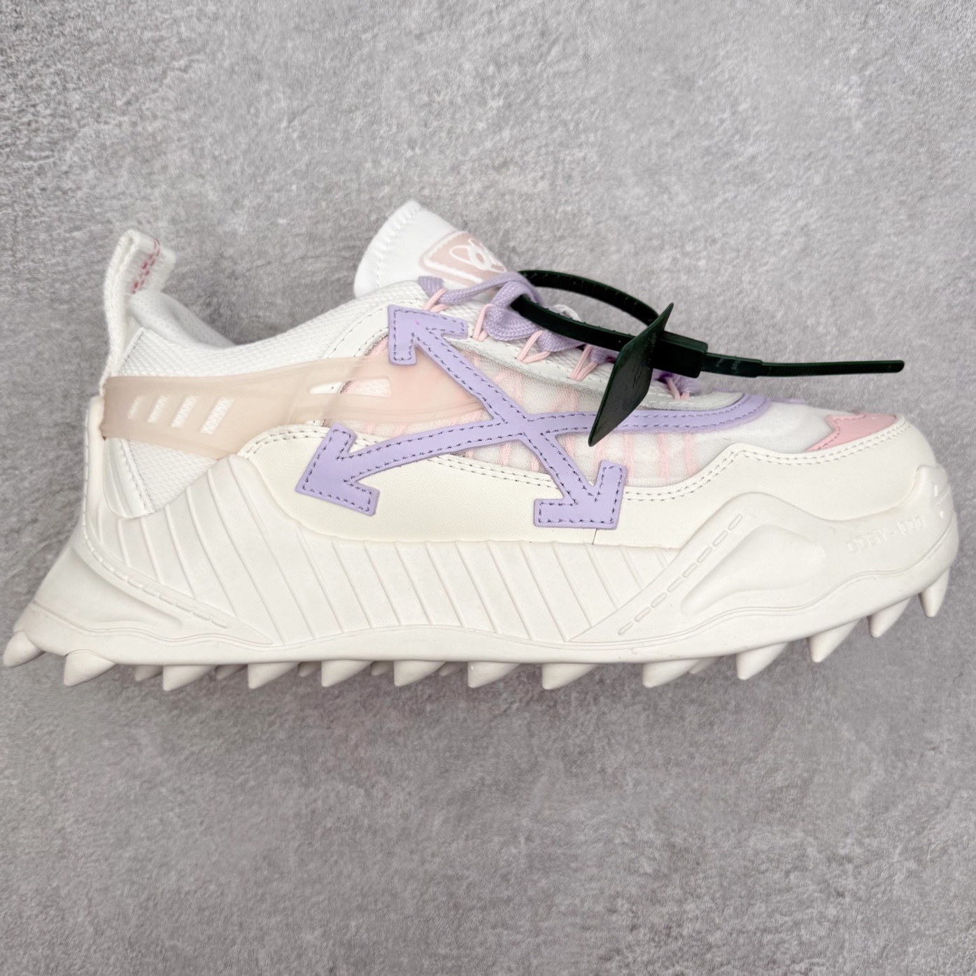 ＃KX OFF-WHITE ODSY OW皮革缓震休闲运动鞋 春夏走秀款球鞋 所有配件均通过定做出产正品裁片 原版比例大箭头定制网眼布双拼牛皮进口机器针车 数控针距精准做工不输大牌里层为高密度透气网眼布/垫脚羊皮私模重工抓地橡胶底 后跟坡度最贴切原版鞋型脱模 厚底约4CM 原盒包装配 TPU大底 尺码：36 37 38 39 40 41 42 43 44 45 46 47-选品中心