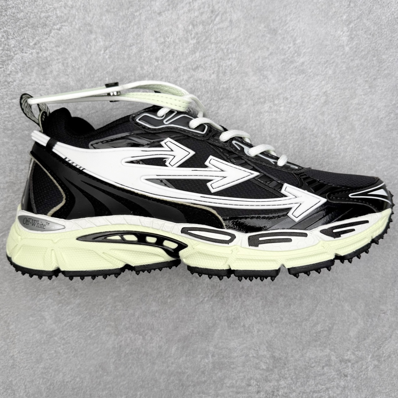 ＃KX Off-White 2024年OW最新款跑鞋 #百分百原盒正确版 原楦原纸板数据开发 4层分离大底#鞋面采用3d立体打印和多种材料拼接而成#防滑耐磨透气性轻便跑鞋 作为曾经爆火 并且定位奢潮领域的标志性品牌 Off-White 仍需要不断更新符合当下潮流时尚的复古运动鞋款，以期收获基本盘消费者的关注 此次更新的 Off-White 新款运动鞋将经典复古老爹鞋细节设计更加夸张化 并将标志性箭头设计置于显著位置 除此之外 整个系列的色彩搭配也可谓纷繁多样 总有一款适合你 Off-White最新运动鞋款估计将在未来几个月登陆品牌专柜 喜欢的朋友切莫错过 尺码：36 37 38 39 40 41 42 43 44 45 46 47-选品中心