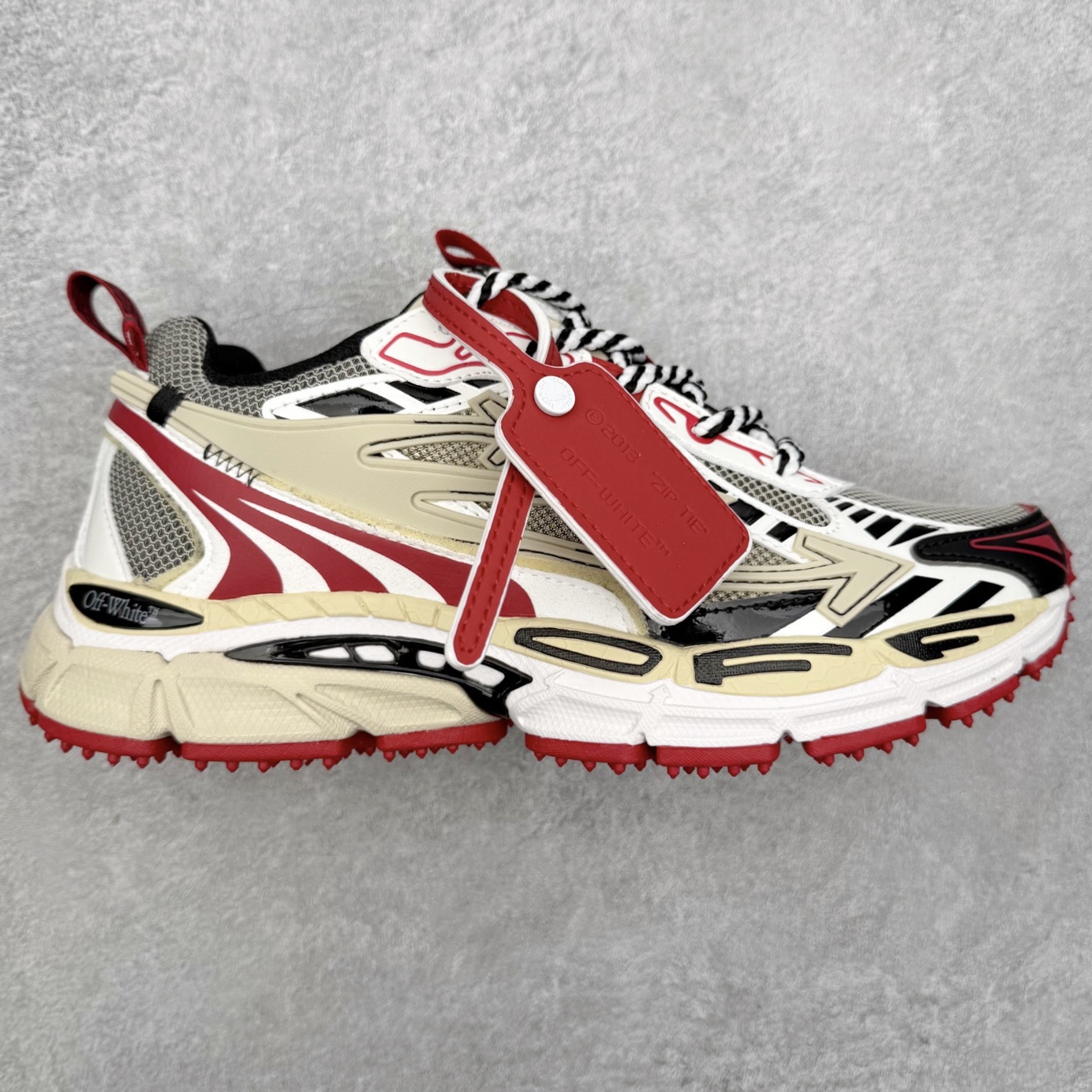 ＃KX Off-White 2024年OW最新款跑鞋 #百分百原盒正确版 原楦原纸板数据开发 4层分离大底#鞋面采用3d立体打印和多种材料拼接而成#防滑耐磨透气性轻便跑鞋 作为曾经爆火 并且定位奢潮领域的标志性品牌 Off-White 仍需要不断更新符合当下潮流时尚的复古运动鞋款，以期收获基本盘消费者的关注 此次更新的 Off-White 新款运动鞋将经典复古老爹鞋细节设计更加夸张化 并将标志性箭头设计置于显著位置 除此之外 整个系列的色彩搭配也可谓纷繁多样 总有一款适合你 Off-White最新运动鞋款估计将在未来几个月登陆品牌专柜 喜欢的朋友切莫错过 尺码：36 37 38 39 40 41 42 43 44 45 46 47-选品中心