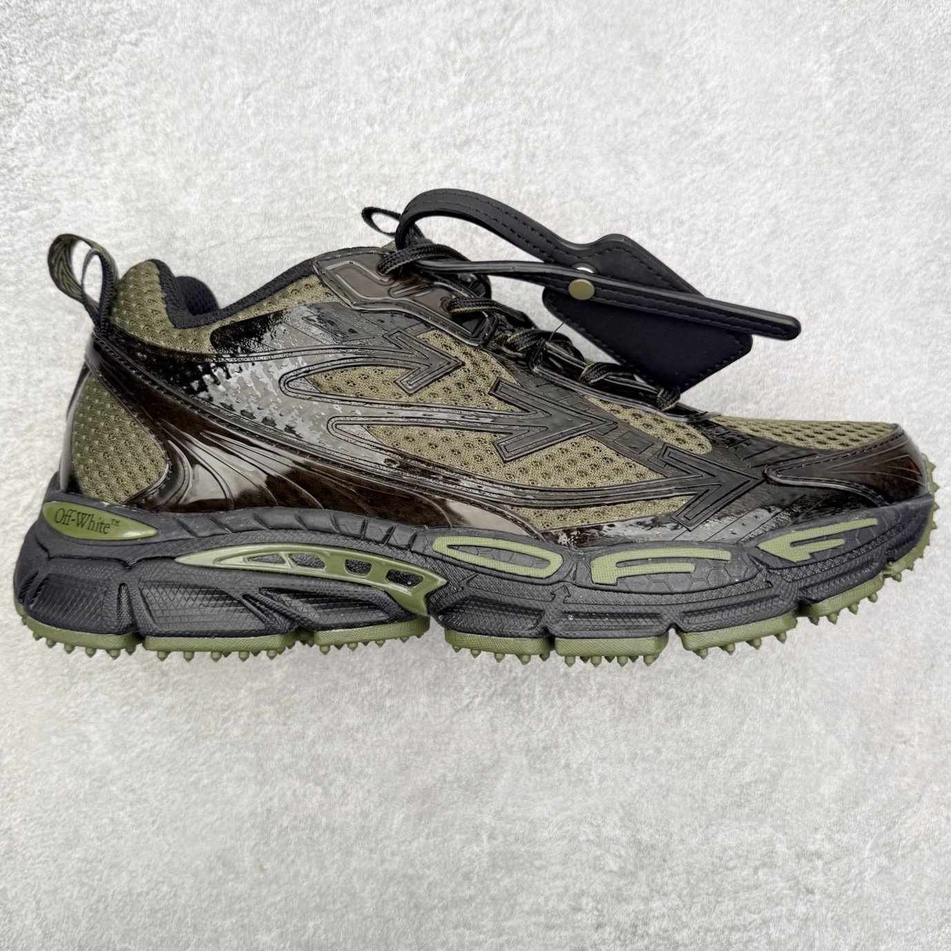 ＃KX Off-White 2024年OW最新款跑鞋 #百分百原盒正确版 原楦原纸板数据开发 4层分离大底#鞋面采用3d立体打印和多种材料拼接而成#防滑耐磨透气性轻便跑鞋 作为曾经爆火 并且定位奢潮领域的标志性品牌 Off-White 仍需要不断更新符合当下潮流时尚的复古运动鞋款，以期收获基本盘消费者的关注 此次更新的 Off-White 新款运动鞋将经典复古老爹鞋细节设计更加夸张化 并将标志性箭头设计置于显著位置 除此之外 整个系列的色彩搭配也可谓纷繁多样 总有一款适合你 Off-White最新运动鞋款估计将在未来几个月登陆品牌专柜 喜欢的朋友切莫错过 尺码：36 37 38 39 40 41 42 43 44 45 46 47-选品中心