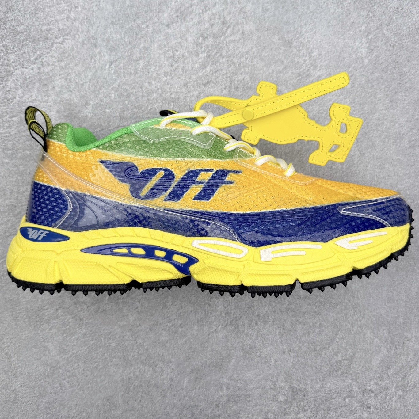 ＃KX Off-White 2024年OW最新款跑鞋 #百分百原盒正确版 原楦原纸板数据开发 4层分离大底#鞋面采用3d立体打印和多种材料拼接而成#防滑耐磨透气性轻便跑鞋 作为曾经爆火 并且定位奢潮领域的标志性品牌 Off-White 仍需要不断更新符合当下潮流时尚的复古运动鞋款，以期收获基本盘消费者的关注 此次更新的 Off-White 新款运动鞋将经典复古老爹鞋细节设计更加夸张化 并将标志性箭头设计置于显著位置 除此之外 整个系列的色彩搭配也可谓纷繁多样 总有一款适合你 Off-White最新运动鞋款估计将在未来几个月登陆品牌专柜 喜欢的朋友切莫错过 尺码：36 37 38 39 40 41 42 43 44 45 46 47-选品中心