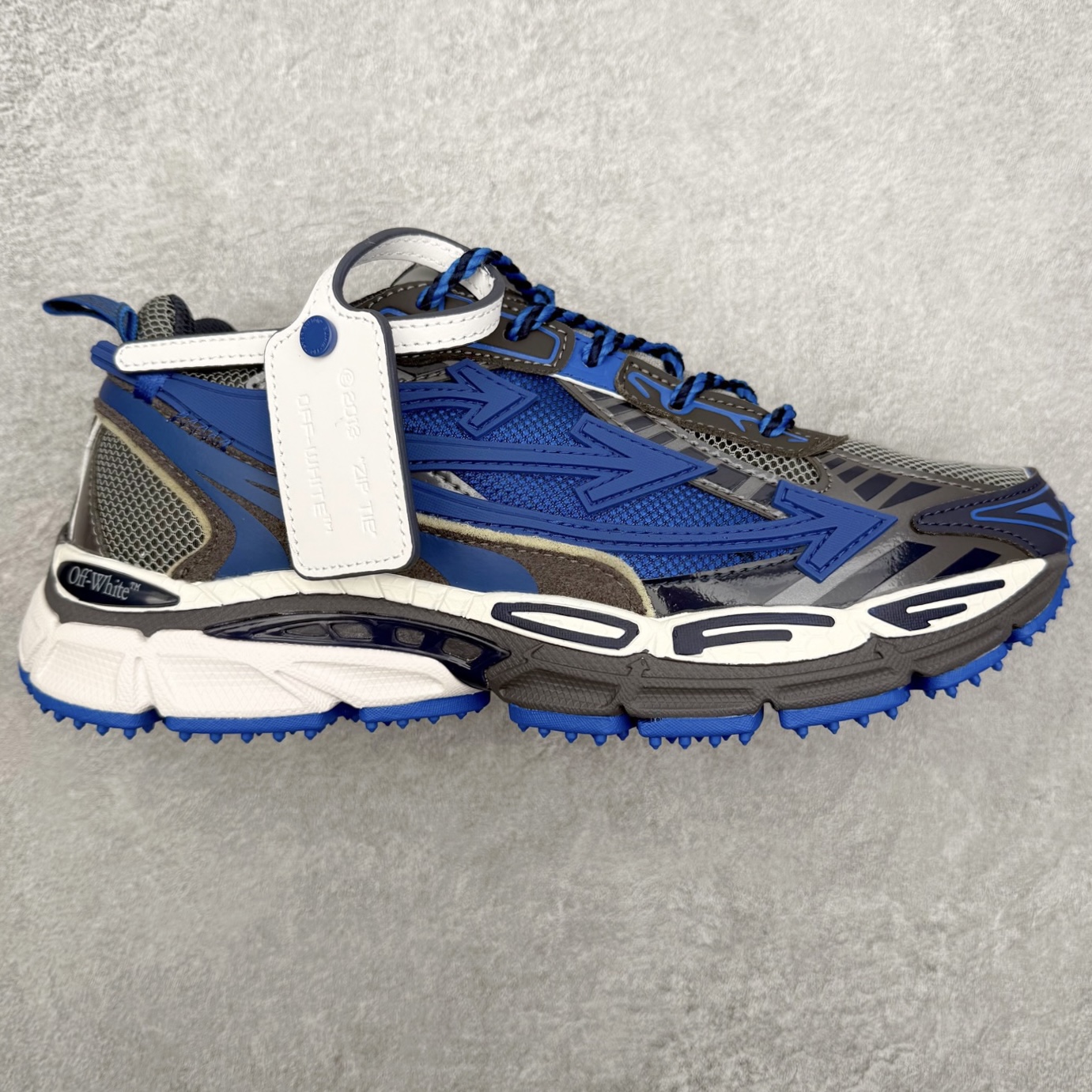 ＃KX Off-White 2024年OW最新款跑鞋 #百分百原盒正确版 原楦原纸板数据开发 4层分离大底#鞋面采用3d立体打印和多种材料拼接而成#防滑耐磨透气性轻便跑鞋 作为曾经爆火 并且定位奢潮领域的标志性品牌 Off-White 仍需要不断更新符合当下潮流时尚的复古运动鞋款，以期收获基本盘消费者的关注 此次更新的 Off-White 新款运动鞋将经典复古老爹鞋细节设计更加夸张化 并将标志性箭头设计置于显著位置 除此之外 整个系列的色彩搭配也可谓纷繁多样 总有一款适合你 Off-White最新运动鞋款估计将在未来几个月登陆品牌专柜 喜欢的朋友切莫错过 尺码：36 37 38 39 40 41 42 43 44 45 46 47-选品中心