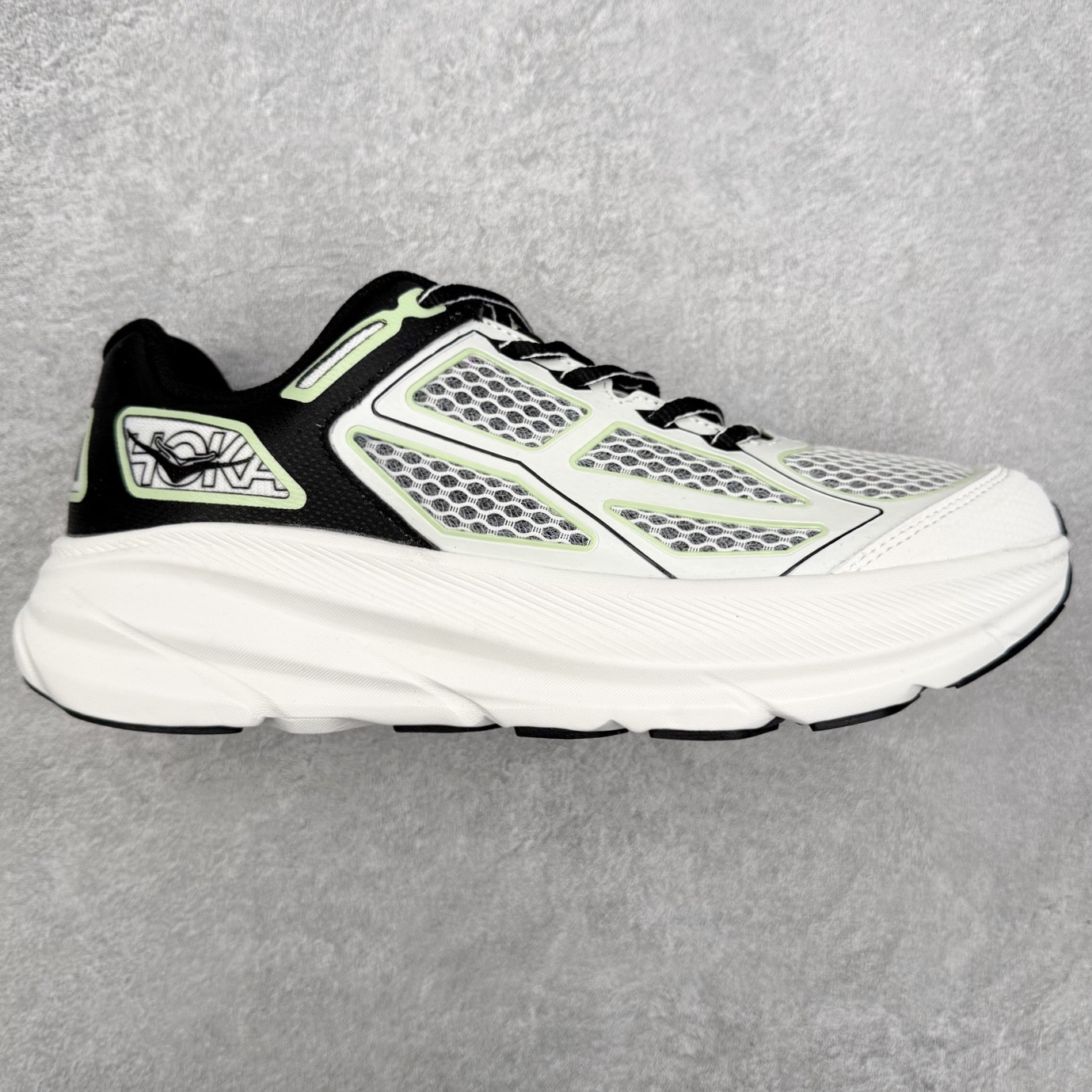 ＃福利特价 HOKA ONE ONE Clifton 克里夫顿9代专业性能减震公路跑步鞋 轻盈透气的针织网面和纱线的使用让鞋面更挺拔 增强鞋面的强度和支撑性能 搭配柔软的鞋舌 让双脚在舒适包裹中跑的更加畅快 全新泡棉中底 柔软的同时增强回弹性能 为不同跑者提供更平稳流畅的脚感 带来全面的缓冲保护 根据人体工程学设计的延长拉襟 后跟处弹软的海绵填充舒适固定 避免掉跟和摩擦 相比上一代光滑的内衬 Clifton 9的内衬增强了摩擦力 避免双脚在鞋内滑动 尺码：36 36.5 37.5 38 38.5 39 40 40.5 41 42 42.5 43 44 44.5 45-选品中心