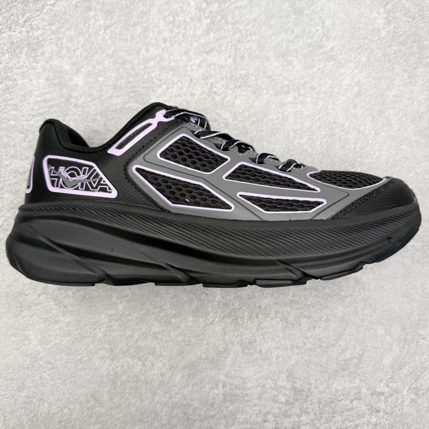 ＃福利特价 HOKA ONE ONE Clifton 克里夫顿9代专业性能减震公路跑步鞋 轻盈透气的针织网面和纱线的使用让鞋面更挺拔 增强鞋面的强度和支撑性能 搭配柔软的鞋舌 让双脚在舒适包裹中跑的更加畅快 全新泡棉中底 柔软的同时增强回弹性能 为不同跑者提供更平稳流畅的脚感 带来全面的缓冲保护 根据人体工程学设计的延长拉襟 后跟处弹软的海绵填充舒适固定 避免掉跟和摩擦 相比上一代光滑的内衬 Clifton 9的内衬增强了摩擦力 避免双脚在鞋内滑动 尺码：36 36.5 37.5 38 38.5 39 40 40.5 41 42 42.5 43 44 44.5 45-选品中心