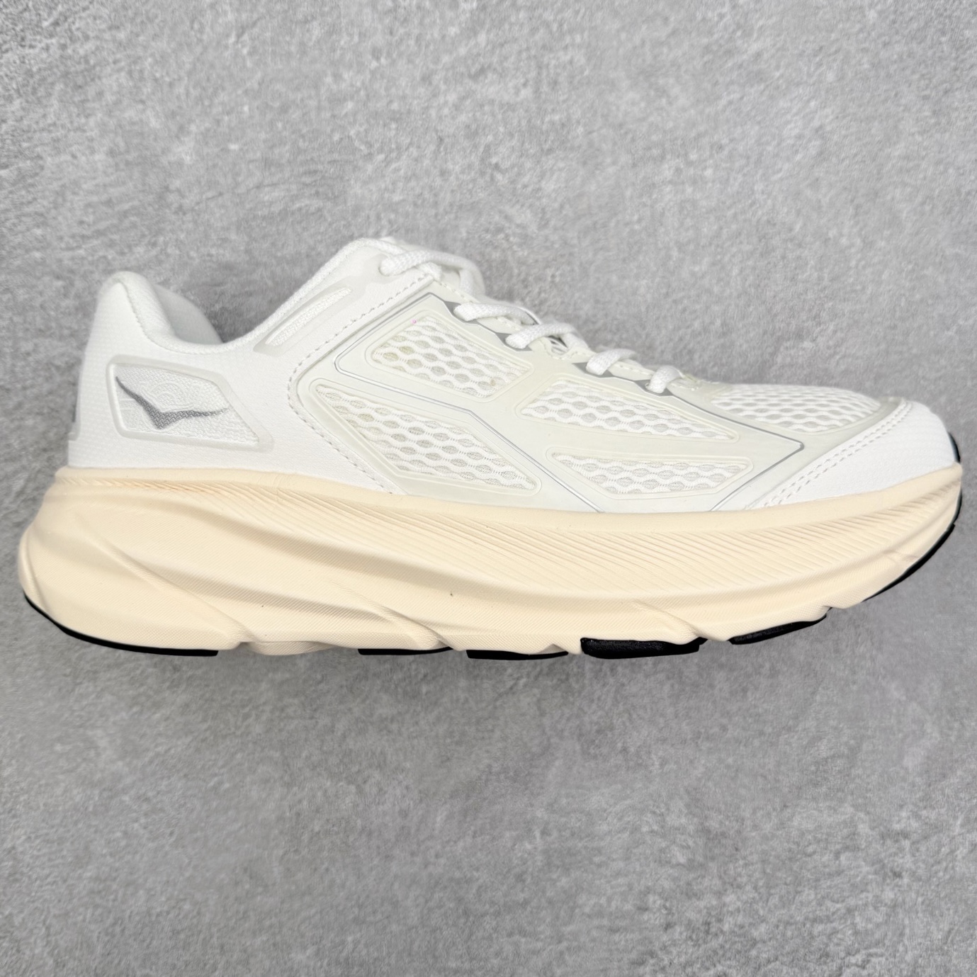 ＃福利特价 HOKA ONE ONE Clifton 克里夫顿9代专业性能减震公路跑步鞋 轻盈透气的针织网面和纱线的使用让鞋面更挺拔 增强鞋面的强度和支撑性能 搭配柔软的鞋舌 让双脚在舒适包裹中跑的更加畅快 全新泡棉中底 柔软的同时增强回弹性能 为不同跑者提供更平稳流畅的脚感 带来全面的缓冲保护 根据人体工程学设计的延长拉襟 后跟处弹软的海绵填充舒适固定 避免掉跟和摩擦 相比上一代光滑的内衬 Clifton 9的内衬增强了摩擦力 避免双脚在鞋内滑动 尺码：36 36.5 37.5 38 38.5 39 40 40.5 41 42 42.5 43 44 44.5 45-选品中心