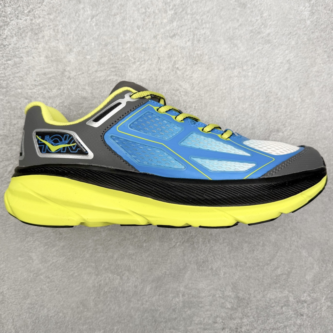 ＃福利特价 HOKA ONE ONE Clifton 克里夫顿9代专业性能减震公路跑步鞋 轻盈透气的针织网面和纱线的使用让鞋面更挺拔 增强鞋面的强度和支撑性能 搭配柔软的鞋舌 让双脚在舒适包裹中跑的更加畅快 全新泡棉中底 柔软的同时增强回弹性能 为不同跑者提供更平稳流畅的脚感 带来全面的缓冲保护 根据人体工程学设计的延长拉襟 后跟处弹软的海绵填充舒适固定 避免掉跟和摩擦 相比上一代光滑的内衬 Clifton 9的内衬增强了摩擦力 避免双脚在鞋内滑动 尺码：36 36.5 37.5 38 38.5 39 40 40.5 41 42 42.5 43 44 44.5 45-选品中心