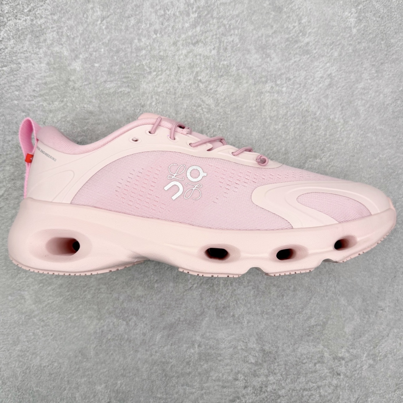 LOEWE x On昂跑Cloudsolo 罗意威联名款圆头抽绳低帮生活休闲鞋 此运动品牌 开创于2010年 缓震着陆、强效回弹、轻柔质感的设计构思始终是ON研制关键 与此同时基于“为全球提供革新性的跑步感受”信念 陆续推出了多款跑鞋及其以专业运动人体跑步工程学为设计关键的功能性跑步服饰设备 让跑者不费力气地畅快畅跑 尺码：36 36.5 37.5 38 38.5 39 40 40.5 41 42 42.5 43 44 44.5 45-选品中心