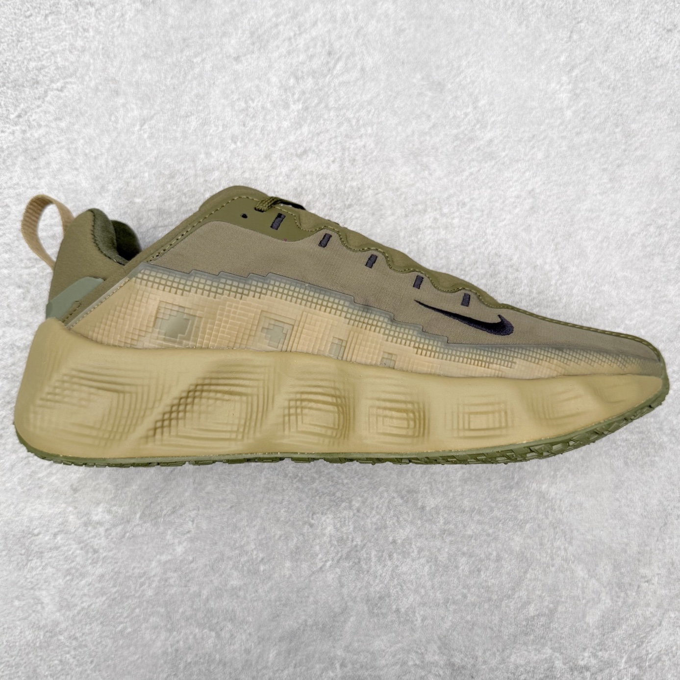 HYEIN SEO x NK Ava Rover 百搭舒适耐磨低帮跑步鞋 男女同款 流线型轮廓，通过轻薄物料鞋面结合 TPU 网格状支撑示人，增厚的中底材质选用 ReactX 加持，华夫外底收尾。鞋垫与后跟鞋提，克制点缀 Hyein Seo 字样。鞋垫与鞋提则采用菱形格纹的变化元素呈现。实拍调校N版已经零色差零失真 百分百还原实物色彩所见即所得 不存在货不对板色差等低级问题 选购参考实物拍摄 不混卖不参货 只用心做好货严格选品 承诺混一赔十 尺码：36 36.5 37.5 38 38.5 39 40 40.5 41 42 42.5 43 44 44.5 45-选品中心