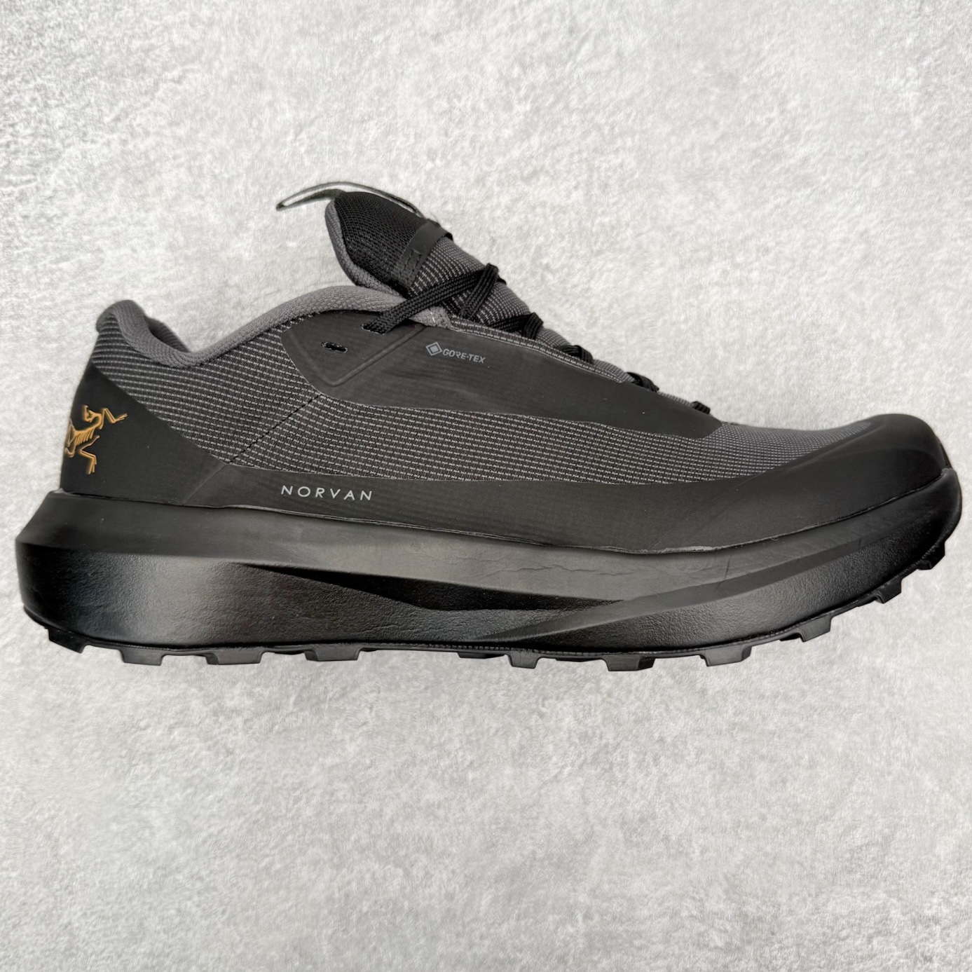 Arcteryx始祖鸟 Norvan LD 4 GTX Vibram® Megagrip 简约舒适 越野跑鞋 这款GORE-TEX鞋履适合希望在技术路线上更快前进的山地跑步者穿着，无需担心地形条件如何。中底的Rocker Geometry几何结构设计带来推进力，并采用InFuse材料制成，这是一种轻质、高响应性的EVA和聚烯烃合成材料，可提供回弹并吸收冲击力。抓地平稳的Vibram Megagrip外底采用LITEBASE技术，在减轻重量的同时不影响性能，而多向凸耳花纹设计带来更强的抓地力。鞋身贴合包裹脚部，针织鞋领可阻挡碎屑进鞋。实拍调校N版已经零色差零失真 百分百还原实物色彩所见即所得 不存在货不对板色差等低级问题 选购参考实物拍摄 不混卖不参货 只用心做好货严格选品 承诺混一赔十 尺码：36 36.5 37.5 38 38.5 39 40 40.5 41 42 42.5 43 44 44.5 45-选品中心