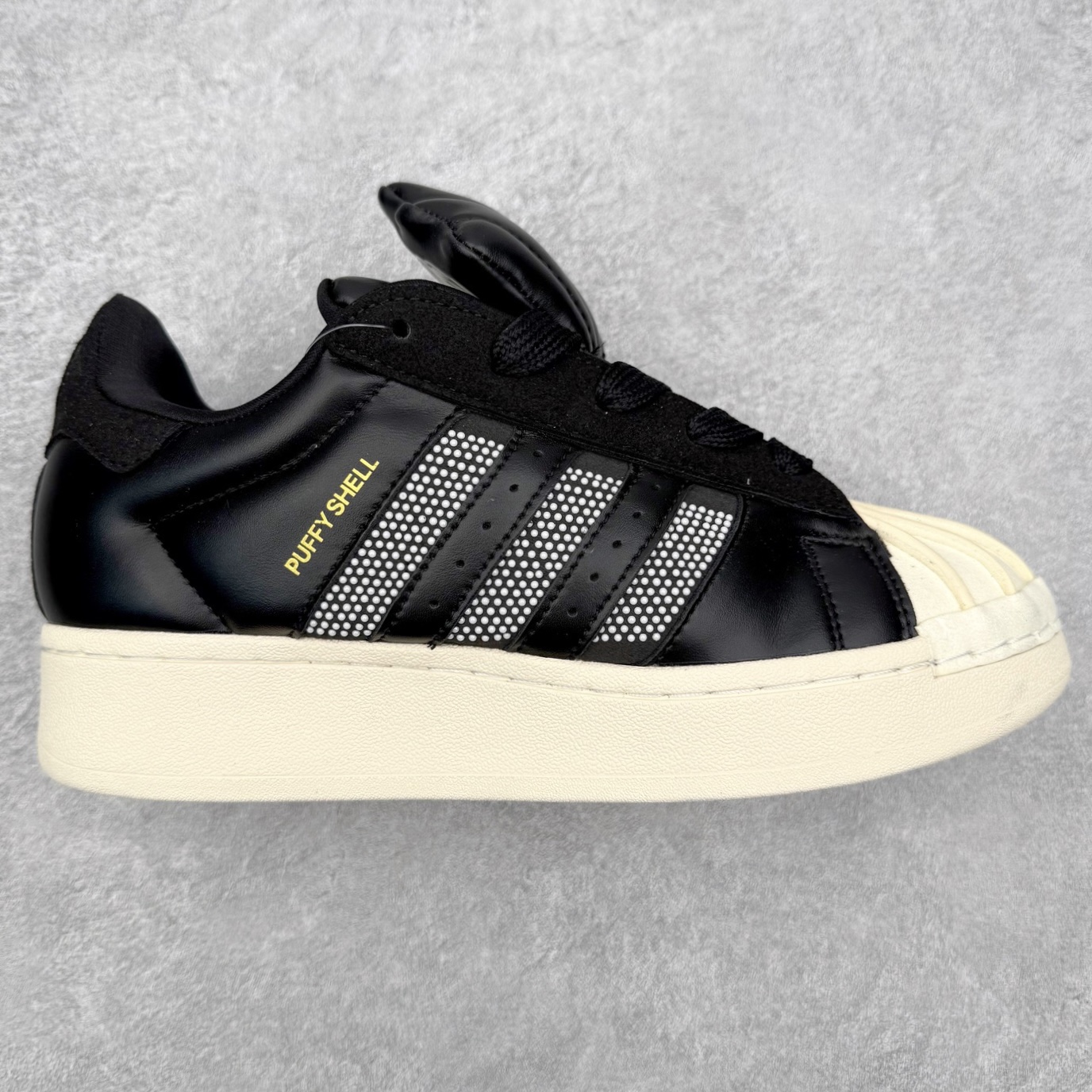 AD Originals x GALI SUPERSTAR PUFFY SHELL 贝壳头联名时尚舒适低帮板鞋 KJ6976 男女同款 实拍调校N版已经零色差零失真 百分百还原实物色彩所见即所得 不存在货不对板色差等低级问题 选购参考实物拍摄 不混卖不参货 只用心做好货严格选品 承诺混一赔十 尺码：36 36.5 37.5 38 38.5 39 40 40.5 41 42 42.5 43 44 44.5 45-选品中心