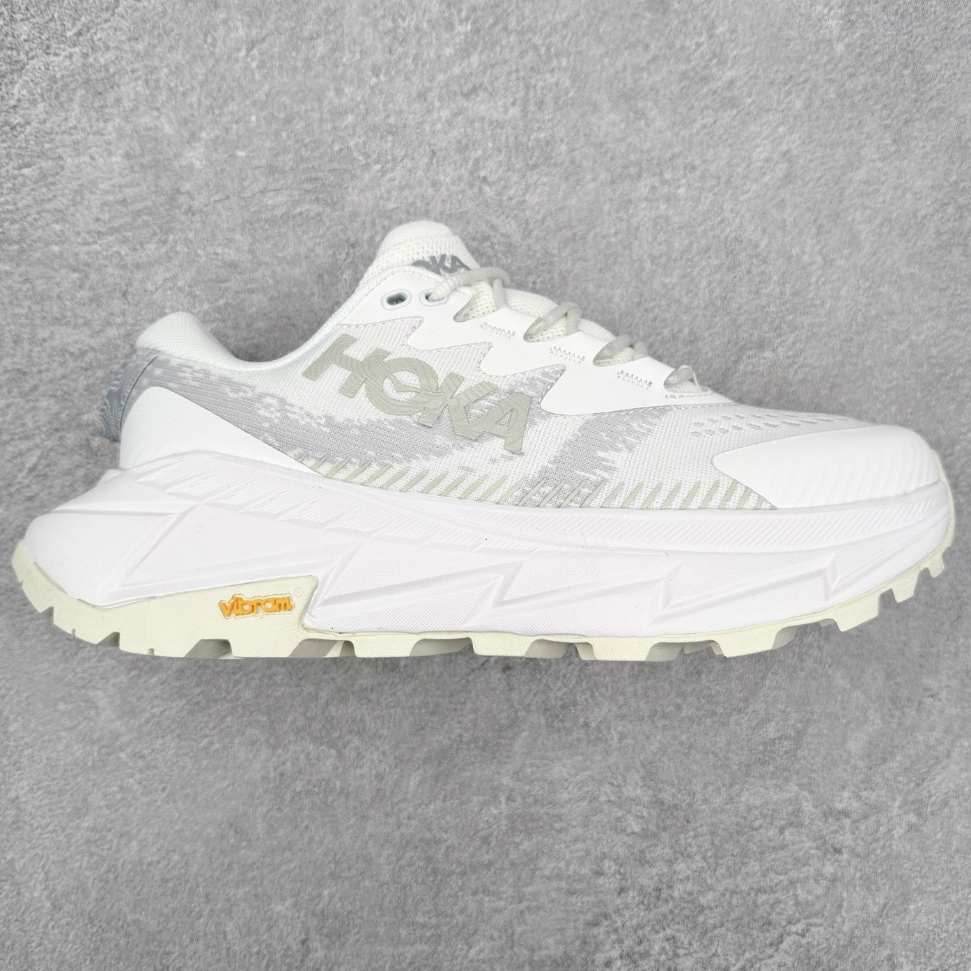 ＃福利特价 HOKA ONE ONE SKY Float X 网布织物 舒适运动户外功能 减震防滑耐磨 低帮 生活休闲鞋 男女同款 HOKA ONE ONE是来自美国的跑步鞋知名品牌，创立于2009年，始终致力于为所有跑者提供更新、更好的跑步装备。相比常规跑鞋，HOKA ONE ONE特别研发使用性能独特的几何形跑鞋中底，此种鞋底更厚、更高、回弹性也更好，除了卓越的缓冲性能，它还能为各种阶段的跑者带来更具动感、更加稳定的跑步体验。HOKAONE ONE从设计之初就清楚意识到，要保证跑者步幅的均匀一致，双脚自然而然的运动至关重要。尺码：36 36.5 37.5 38 39 40 40.5 41 42 42.5 43 44 45-选品中心