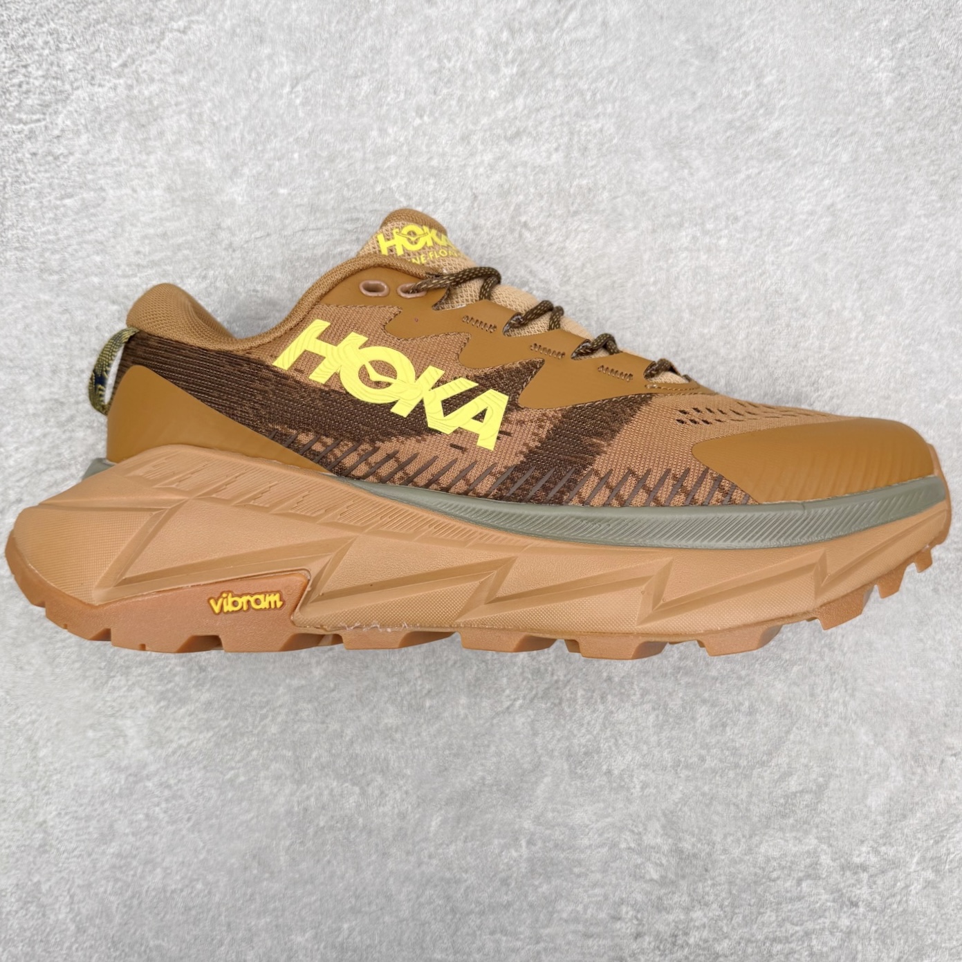 ＃福利特价 HOKA ONE ONE SKY Float X 网布织物 舒适运动户外功能 减震防滑耐磨 低帮 生活休闲鞋 男女同款 HOKA ONE ONE是来自美国的跑步鞋知名品牌，创立于2009年，始终致力于为所有跑者提供更新、更好的跑步装备。相比常规跑鞋，HOKA ONE ONE特别研发使用性能独特的几何形跑鞋中底，此种鞋底更厚、更高、回弹性也更好，除了卓越的缓冲性能，它还能为各种阶段的跑者带来更具动感、更加稳定的跑步体验。HOKAONE ONE从设计之初就清楚意识到，要保证跑者步幅的均匀一致，双脚自然而然的运动至关重要。尺码：36 36.5 37.5 38 39 40 40.5 41 42 42.5 43 44 45-选品中心
