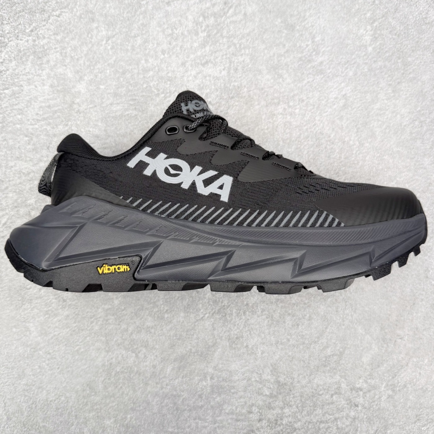 ＃福利特价 HOKA ONE ONE SKY Float X 网布织物 舒适运动户外功能 减震防滑耐磨 低帮 生活休闲鞋 男女同款 HOKA ONE ONE是来自美国的跑步鞋知名品牌，创立于2009年，始终致力于为所有跑者提供更新、更好的跑步装备。相比常规跑鞋，HOKA ONE ONE特别研发使用性能独特的几何形跑鞋中底，此种鞋底更厚、更高、回弹性也更好，除了卓越的缓冲性能，它还能为各种阶段的跑者带来更具动感、更加稳定的跑步体验。HOKAONE ONE从设计之初就清楚意识到，要保证跑者步幅的均匀一致，双脚自然而然的运动至关重要。尺码：36 36.5 37.5 38 39 40 40.5 41 42 42.5 43 44 45-选品中心