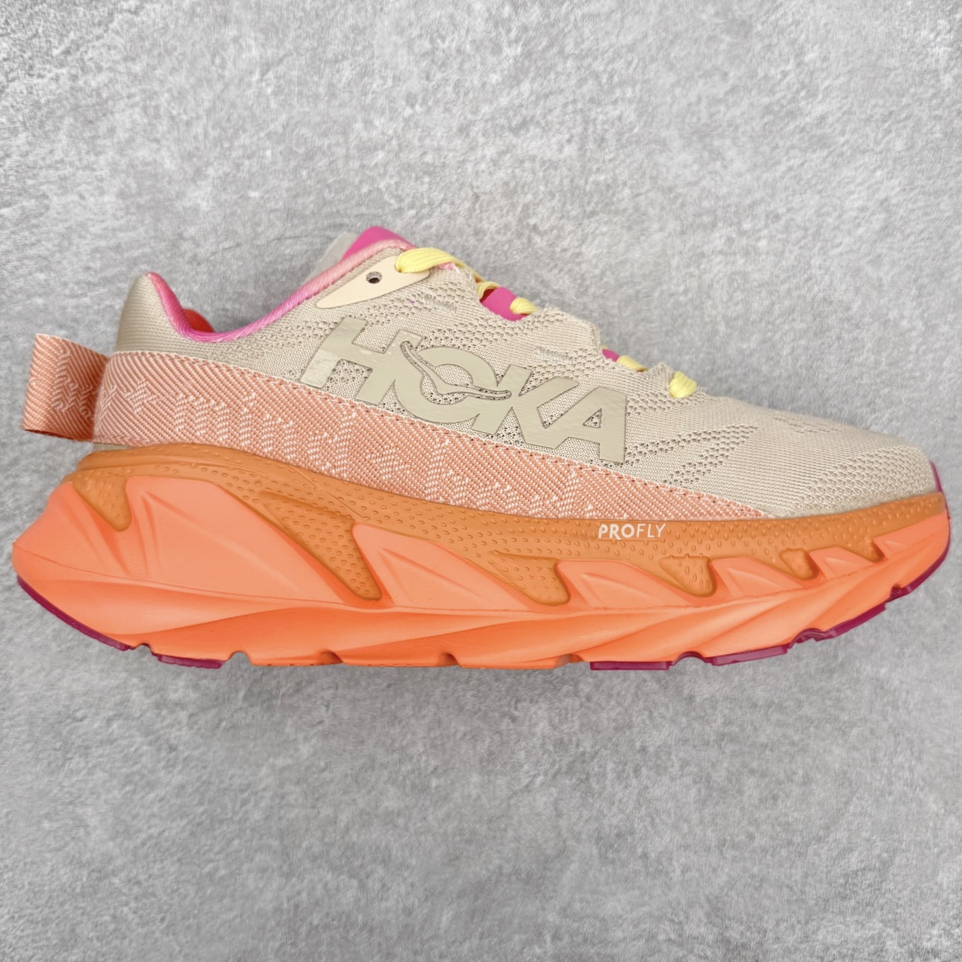 ＃福利特价 HOKA ONE ONE SKY Float X 网布织物 舒适运动户外功能 减震防滑耐磨 低帮 生活休闲鞋 男女同款 HOKA ONE ONE是来自美国的跑步鞋知名品牌，创立于2009年，始终致力于为所有跑者提供更新、更好的跑步装备。相比常规跑鞋，HOKA ONE ONE特别研发使用性能独特的几何形跑鞋中底，此种鞋底更厚、更高、回弹性也更好，除了卓越的缓冲性能，它还能为各种阶段的跑者带来更具动感、更加稳定的跑步体验。HOKAONE ONE从设计之初就清楚意识到，要保证跑者步幅的均匀一致，双脚自然而然的运动至关重要。尺码：36 36.5 37.5 38 39 40 40.5 41 42 42.5 43 44 45-选品中心