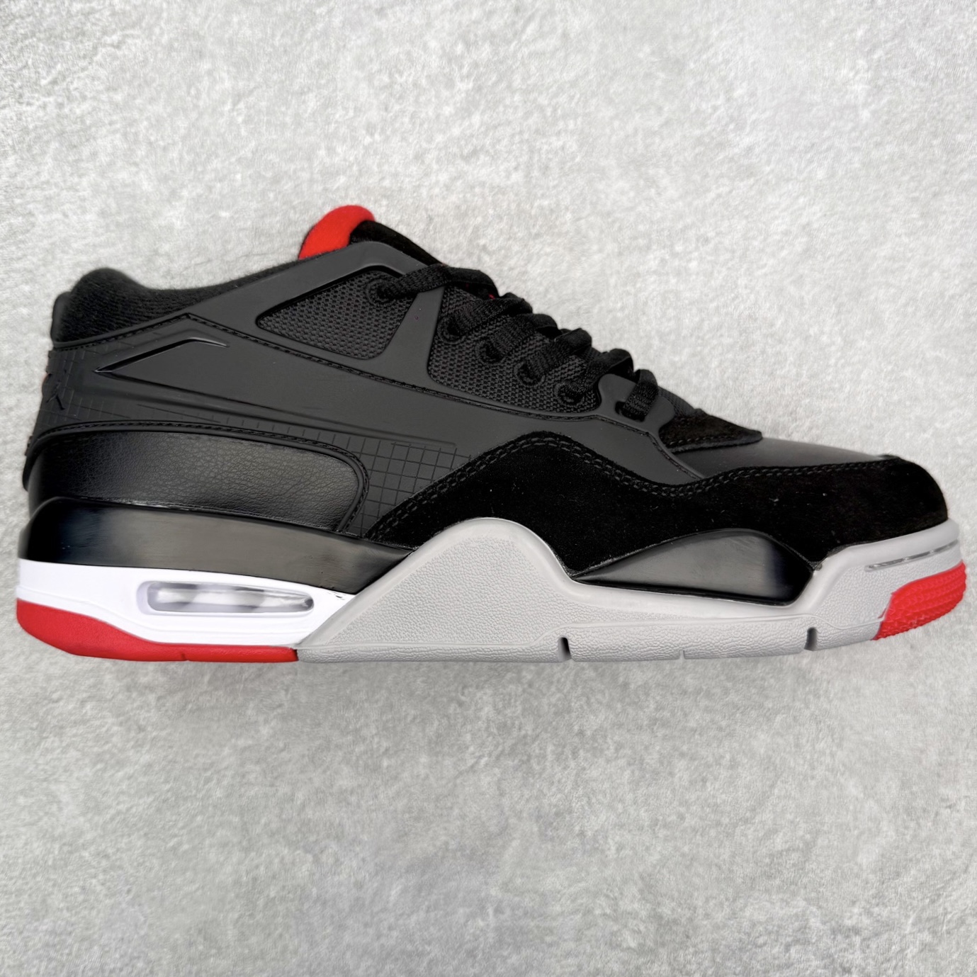 ＃KZ纯原 Air Jordan AJ4 RM 重制版低帮复古篮球鞋 FQ7939-061 亲自操刀耗时半年巨作 全套原纸板楦头开发 确保原汁原味 完美呈现版型 一比一鞋头弧度高度鞋身弧度 原厂TPU 正确内里网布 菱角分明不变形无多余毛边 柔软性质感一致于原鞋 原厂织唛标 原厂飞人电绣工艺 尾指中部跳三针 独家绑鞋带手法 印刷中底布 四线拉帮 米色美纹纸贴合固定 进口港宝加持 后跟自然饱满 全鞋荧光划线卡点 追求极致完美 每一双都是工艺品 多重QC质检 超越公司货的品控标准 实实在在的免检产品 采用了低帮的设计 并保留了众多AJ4的经典元素 鞋身以皮革、麂皮材质拼接打造 AJ4经典的TPU材质延伸至后跟 增强鞋款稳定性 而鞋身侧面的网格设计则被取消 尾部的NIKE AIR标志也得到保留 并同时带有飞人logo 中底部分同样搭载了可视AIR气垫 鞋底采用米白色中底和外底呈现 为整个设计收尾 尺码：36 36.5 37.5 38 38.5 39 40 40.5 41 42 42.5 43 44 44.5 45 46 47.5 48.5-选品中心