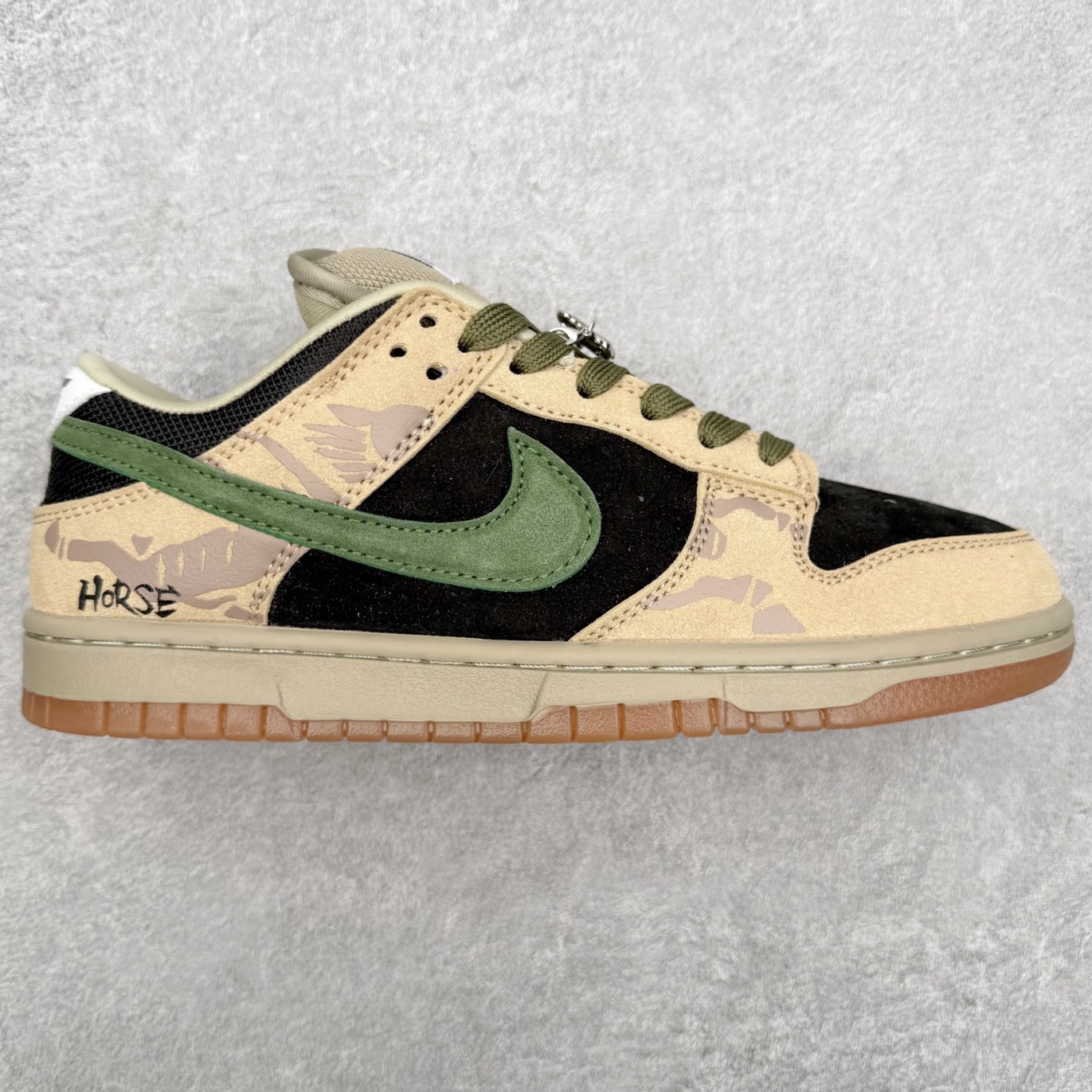 ＃F版 NK SB Dunk Low Pro HJ0367-200 实力大厂出品 新配色陆续开发 利润个位数只为口碑 全套原纸板楦头开发 确保原汁原味 完美呈现DUNK版型 一比一鞋头弧度高度鞋身弧度 此版本只针对中端市场 皮料材质有所更替 其他数据细节工艺流程均保持一致 绝不口嗨 细节品控鞋型随意对比 独家私模官方第六代原厂航空铝磨具打磨大底 鞋头坡度极致还原 无解鞋型 原盒原配 圈内天花板工艺 原厂玻璃冲刀 超高清洁度 全鞋零毛边皮料切割 原厂中底布点胶 中底布拉帮走线遵循公司 尺码：36 36.5 37.5 38 38.5 39 40 40.5 41 42 42.5 43 44 44.5 45 46-选品中心