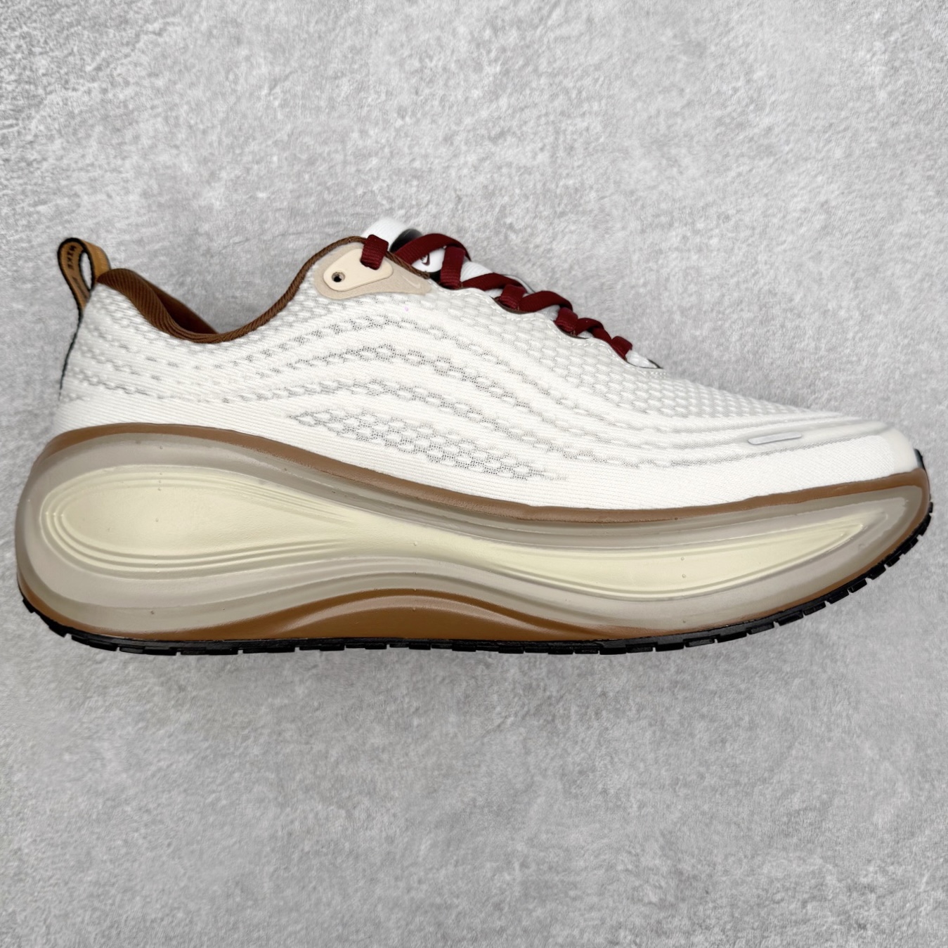 NK Vomero Plus 时尚舒适 网布防滑耐磨 低帮跑步鞋 实拍调校N版已经零色差零失真 百分百还原实物色彩所见即所得 不存在货不对板色差等低级问题 选购参考实物拍摄 不混卖不参货 只用心做好货严格选品 承诺混一赔十 尺码：36 36.5 37.5 38 38.5 39 40 40.5 41 42 42.5 43 44 44.5 45-选品中心