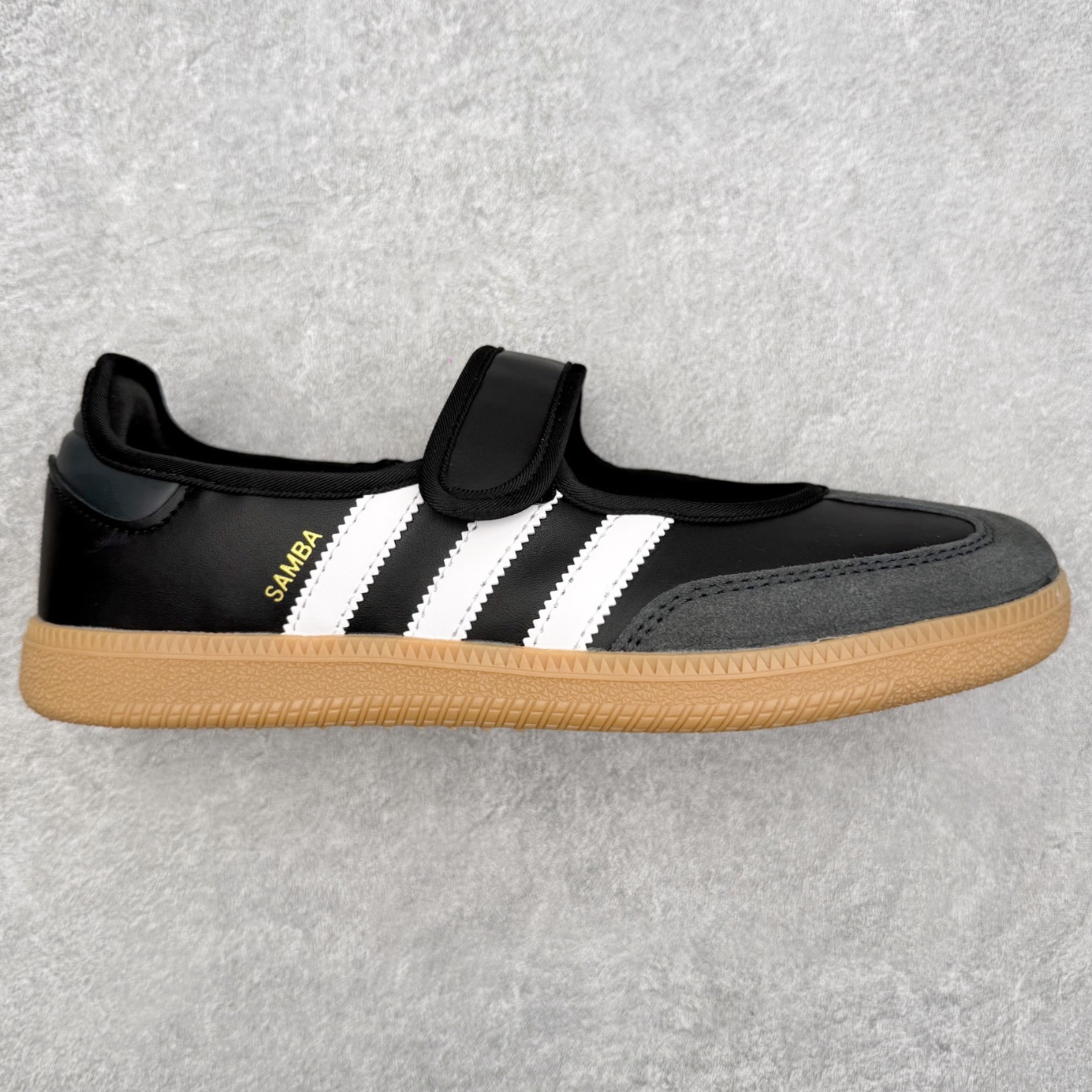 ＃DT AD Originals Samba Jane 舒适百搭桑巴玛丽珍鞋板鞋懒人一脚蹬运动鞋 采用皮革材质的设计融合了经典与现代元素 采用了玛丽珍鞋的特色设计 如鞋面上的扣带和环扣装饰 同时保留了Samba鞋的经典三道杠设计和橡胶大底 这款鞋的鞋型修长 中足偏窄 整体贴合感强 适合标准脚型和宽脚型的人群 尺码：36 36.5 37 38 38.5 39 40 40.5 41-选品中心