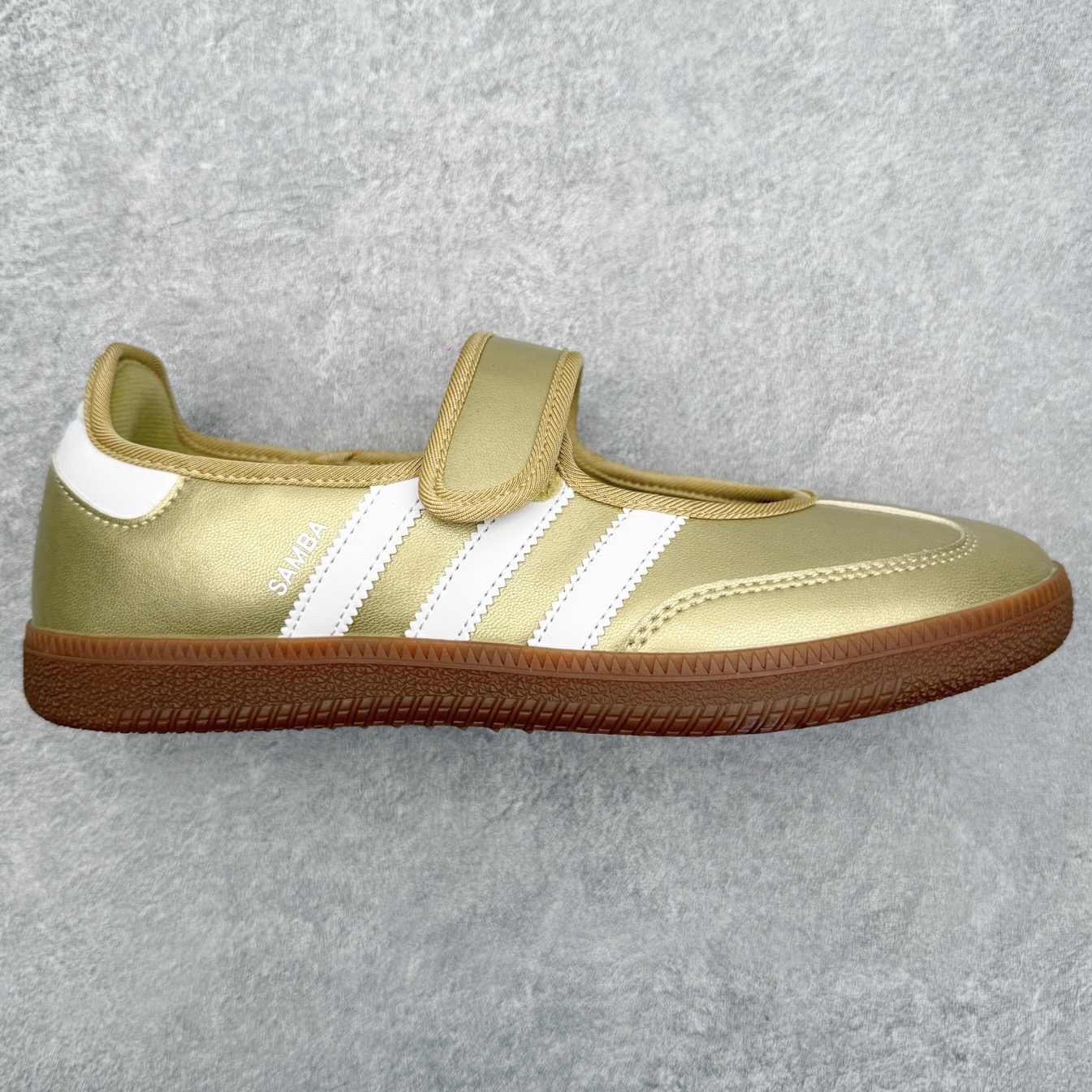 图片[2]-＃DT AD Originals Samba Jane 舒适百搭桑巴玛丽珍鞋板鞋懒人一脚蹬运动鞋 采用皮革材质的设计融合了经典与现代元素 采用了玛丽珍鞋的特色设计 如鞋面上的扣带和环扣装饰 同时保留了Samba鞋的经典三道杠设计和橡胶大底 这款鞋的鞋型修长 中足偏窄 整体贴合感强 适合标准脚型和宽脚型的人群 尺码：36 36.5 37 38 38.5 39 40 40.5 41-选品中心