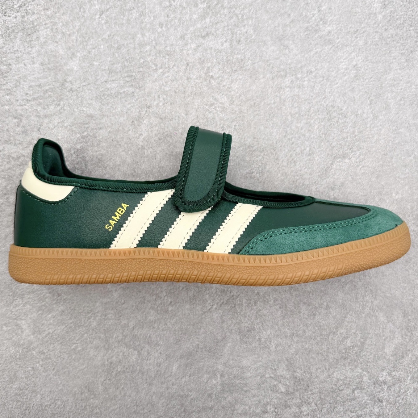 图片[3]-＃DT AD Originals Samba Jane 舒适百搭桑巴玛丽珍鞋板鞋懒人一脚蹬运动鞋 采用皮革材质的设计融合了经典与现代元素 采用了玛丽珍鞋的特色设计 如鞋面上的扣带和环扣装饰 同时保留了Samba鞋的经典三道杠设计和橡胶大底 这款鞋的鞋型修长 中足偏窄 整体贴合感强 适合标准脚型和宽脚型的人群 尺码：36 36.5 37 38 38.5 39 40 40.5 41-选品中心