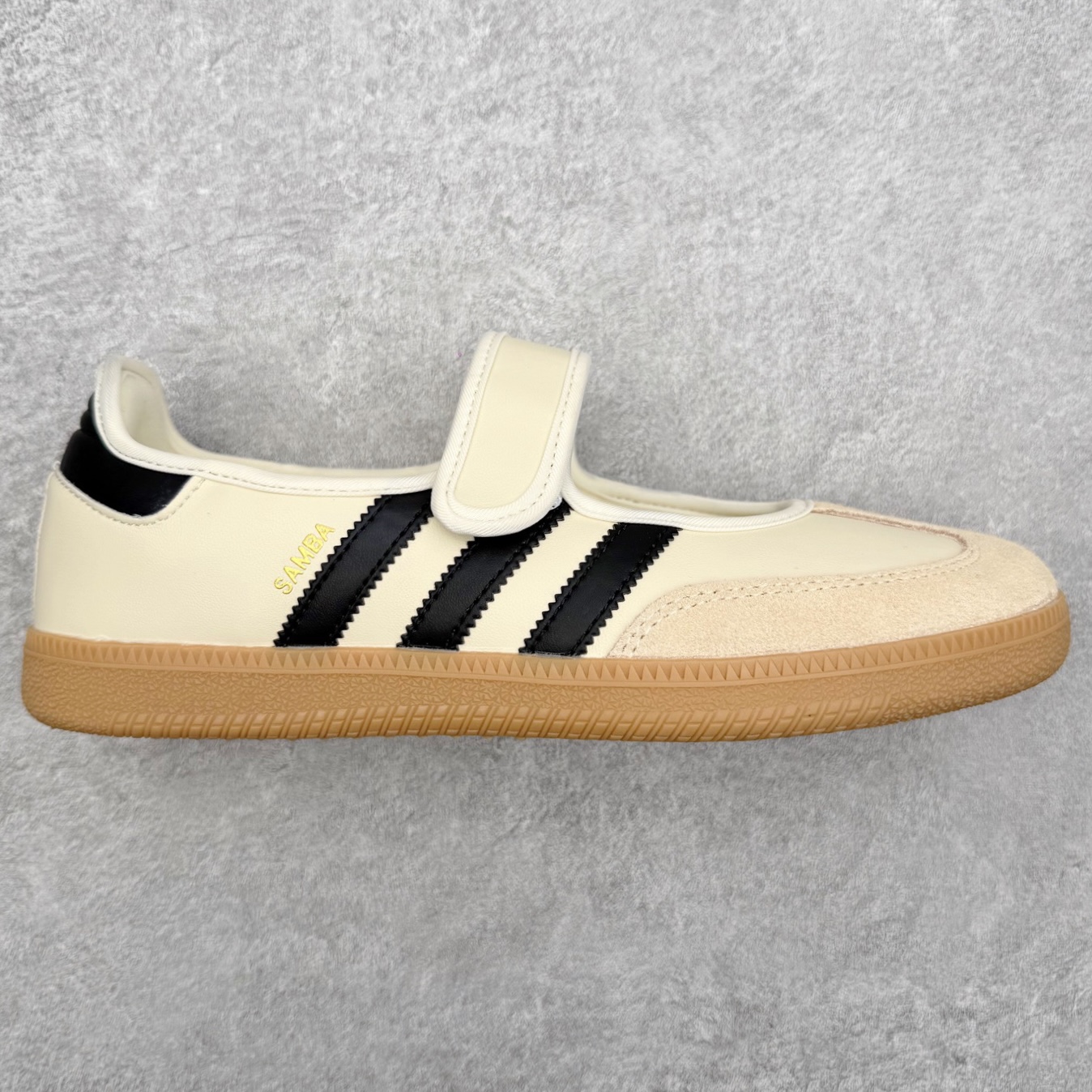 图片[4]-＃DT AD Originals Samba Jane 舒适百搭桑巴玛丽珍鞋板鞋懒人一脚蹬运动鞋 采用皮革材质的设计融合了经典与现代元素 采用了玛丽珍鞋的特色设计 如鞋面上的扣带和环扣装饰 同时保留了Samba鞋的经典三道杠设计和橡胶大底 这款鞋的鞋型修长 中足偏窄 整体贴合感强 适合标准脚型和宽脚型的人群 尺码：36 36.5 37 38 38.5 39 40 40.5 41-选品中心