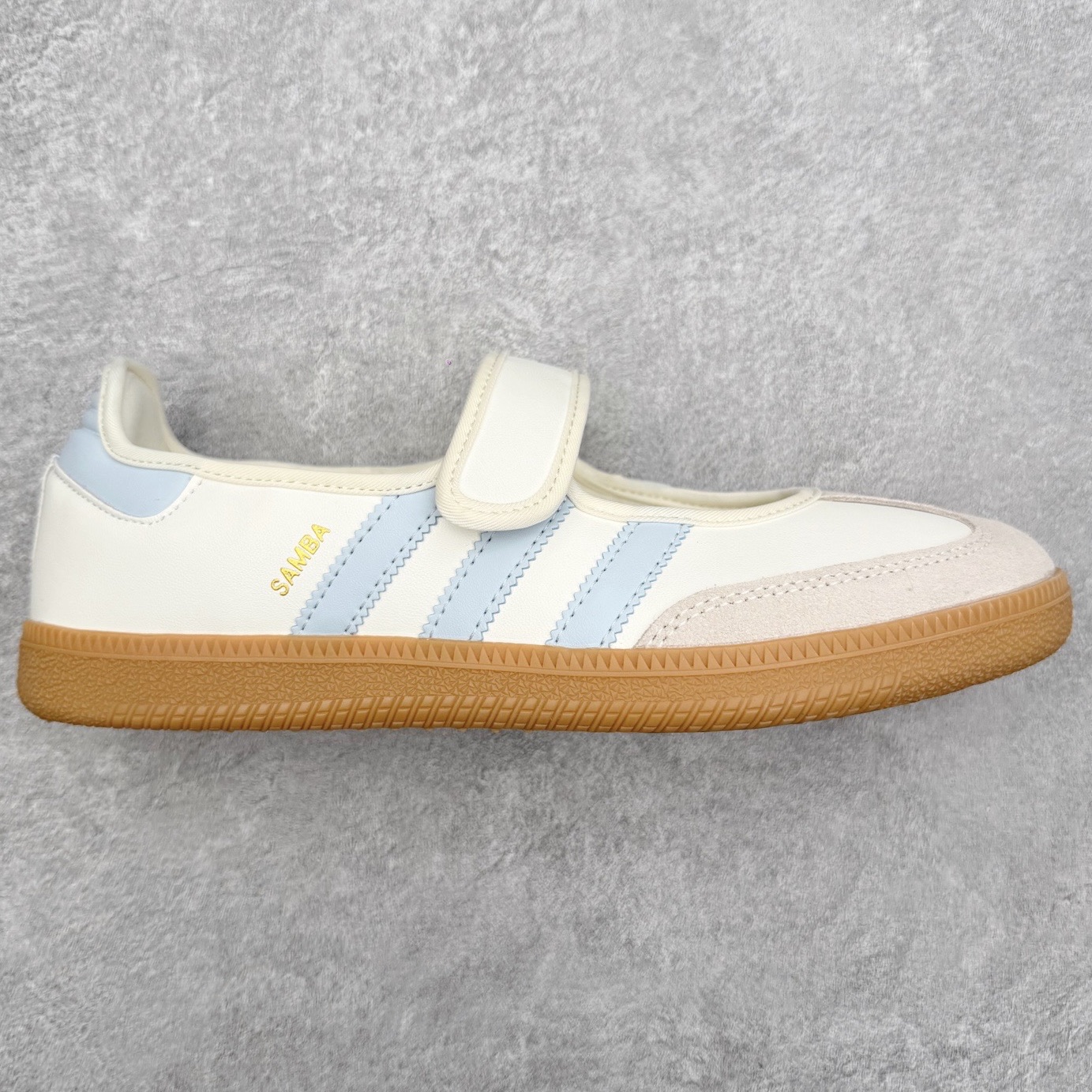 图片[5]-＃DT AD Originals Samba Jane 舒适百搭桑巴玛丽珍鞋板鞋懒人一脚蹬运动鞋 采用皮革材质的设计融合了经典与现代元素 采用了玛丽珍鞋的特色设计 如鞋面上的扣带和环扣装饰 同时保留了Samba鞋的经典三道杠设计和橡胶大底 这款鞋的鞋型修长 中足偏窄 整体贴合感强 适合标准脚型和宽脚型的人群 尺码：36 36.5 37 38 38.5 39 40 40.5 41-选品中心