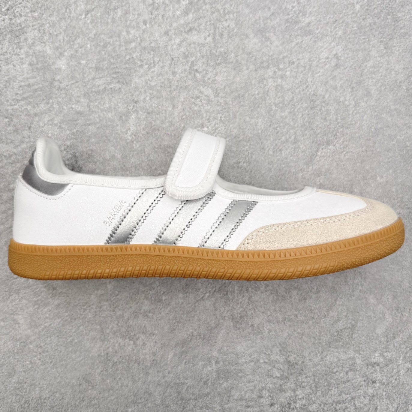 图片[7]-＃DT AD Originals Samba Jane 舒适百搭桑巴玛丽珍鞋板鞋懒人一脚蹬运动鞋 采用皮革材质的设计融合了经典与现代元素 采用了玛丽珍鞋的特色设计 如鞋面上的扣带和环扣装饰 同时保留了Samba鞋的经典三道杠设计和橡胶大底 这款鞋的鞋型修长 中足偏窄 整体贴合感强 适合标准脚型和宽脚型的人群 尺码：36 36.5 37 38 38.5 39 40 40.5 41-选品中心