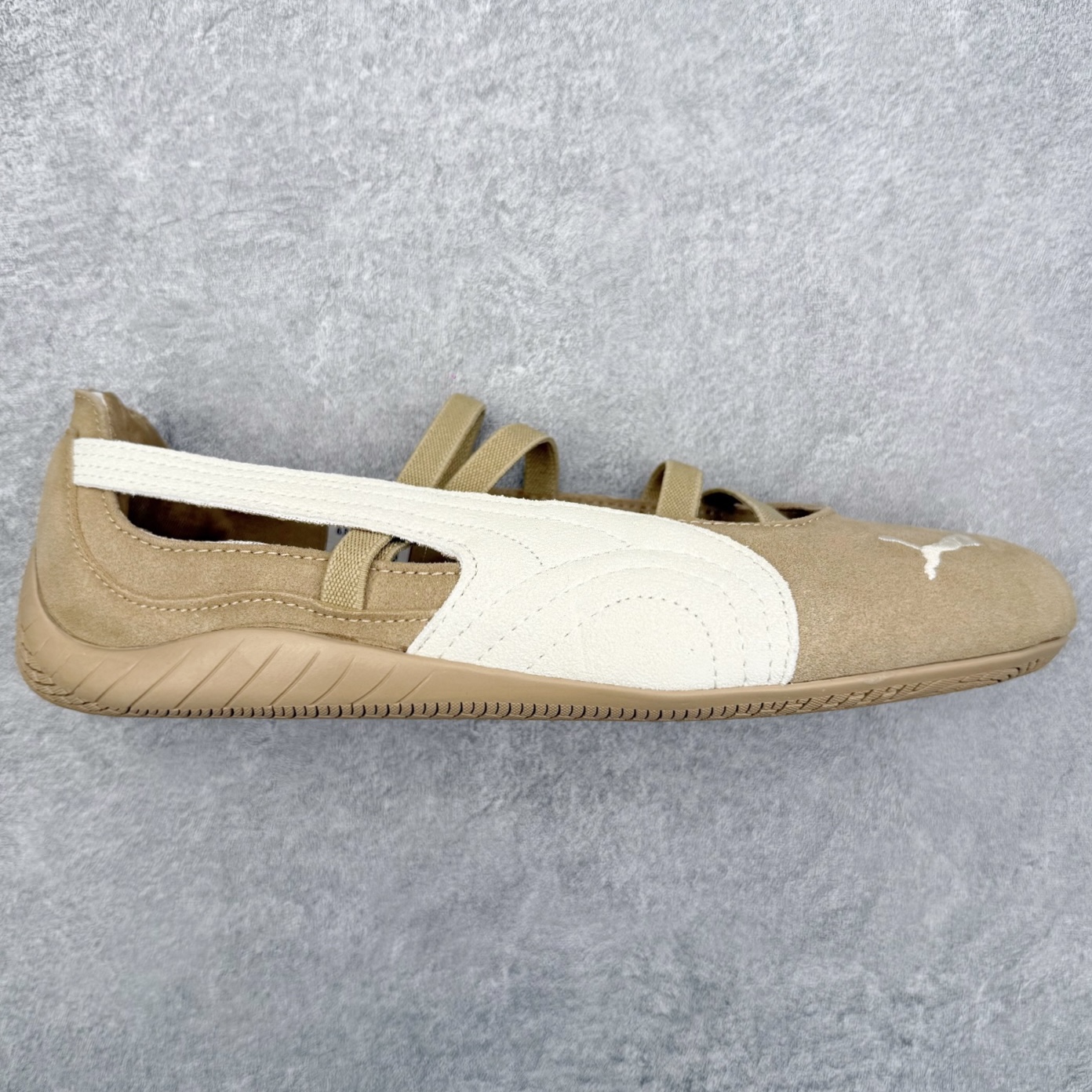 ＃DT PUMA Speedcat Ballerina 彪马柔软舒适防滑耐磨低帮生活休闲鞋芭蕾舞鞋单鞋玛丽珍鞋 这次，PUMA决定再对Speedcat来一次创新，以芭蕾舞鞋为灵感，将芭蕾舞鞋的灵动与轻盈感与赛车鞋融为一体，带来极具个性的全新鞋款Speedcat Ballerina。Speedcat Ballerina由Speedcat去除鞋舌、鞋带以及部分鞋侧位打造而成，鞋带部分被改为如同芭蕾鞋般的交叉弹性带，PUMA的标志依旧设计于鞋侧旁，整个鞋款外观变得更加优雅。Speedcat Ballerina 还汲取了赛车鞋的抓地设计，配备经典橡胶大底。尺码：36 37 37.5 38 38.5 39 40 40.5 41-选品中心