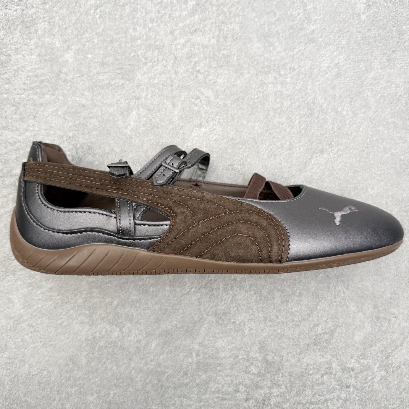 ＃DT PUMA Speedcat Ballerina 彪马柔软舒适防滑耐磨低帮生活休闲鞋芭蕾舞鞋单鞋玛丽珍鞋 这次，PUMA决定再对Speedcat来一次创新，以芭蕾舞鞋为灵感，将芭蕾舞鞋的灵动与轻盈感与赛车鞋融为一体，带来极具个性的全新鞋款Speedcat Ballerina。Speedcat Ballerina由Speedcat去除鞋舌、鞋带以及部分鞋侧位打造而成，鞋带部分被改为如同芭蕾鞋般的交叉弹性带，PUMA的标志依旧设计于鞋侧旁，整个鞋款外观变得更加优雅。Speedcat Ballerina 还汲取了赛车鞋的抓地设计，配备经典橡胶大底。尺码：36 37 37.5 38 38.5 39 40 40.5 41-选品中心