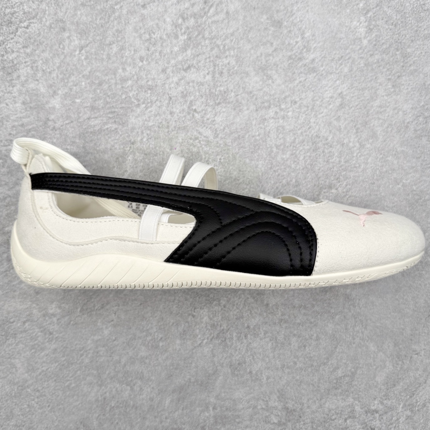 ＃DT PUMA Speedcat Ballerina 彪马柔软舒适防滑耐磨低帮生活休闲鞋芭蕾舞鞋单鞋玛丽珍鞋 这次，PUMA决定再对Speedcat来一次创新，以芭蕾舞鞋为灵感，将芭蕾舞鞋的灵动与轻盈感与赛车鞋融为一体，带来极具个性的全新鞋款Speedcat Ballerina。Speedcat Ballerina由Speedcat去除鞋舌、鞋带以及部分鞋侧位打造而成，鞋带部分被改为如同芭蕾鞋般的交叉弹性带，PUMA的标志依旧设计于鞋侧旁，整个鞋款外观变得更加优雅。Speedcat Ballerina 还汲取了赛车鞋的抓地设计，配备经典橡胶大底。尺码：36 37 37.5 38 38.5 39 40 40.5 41-选品中心