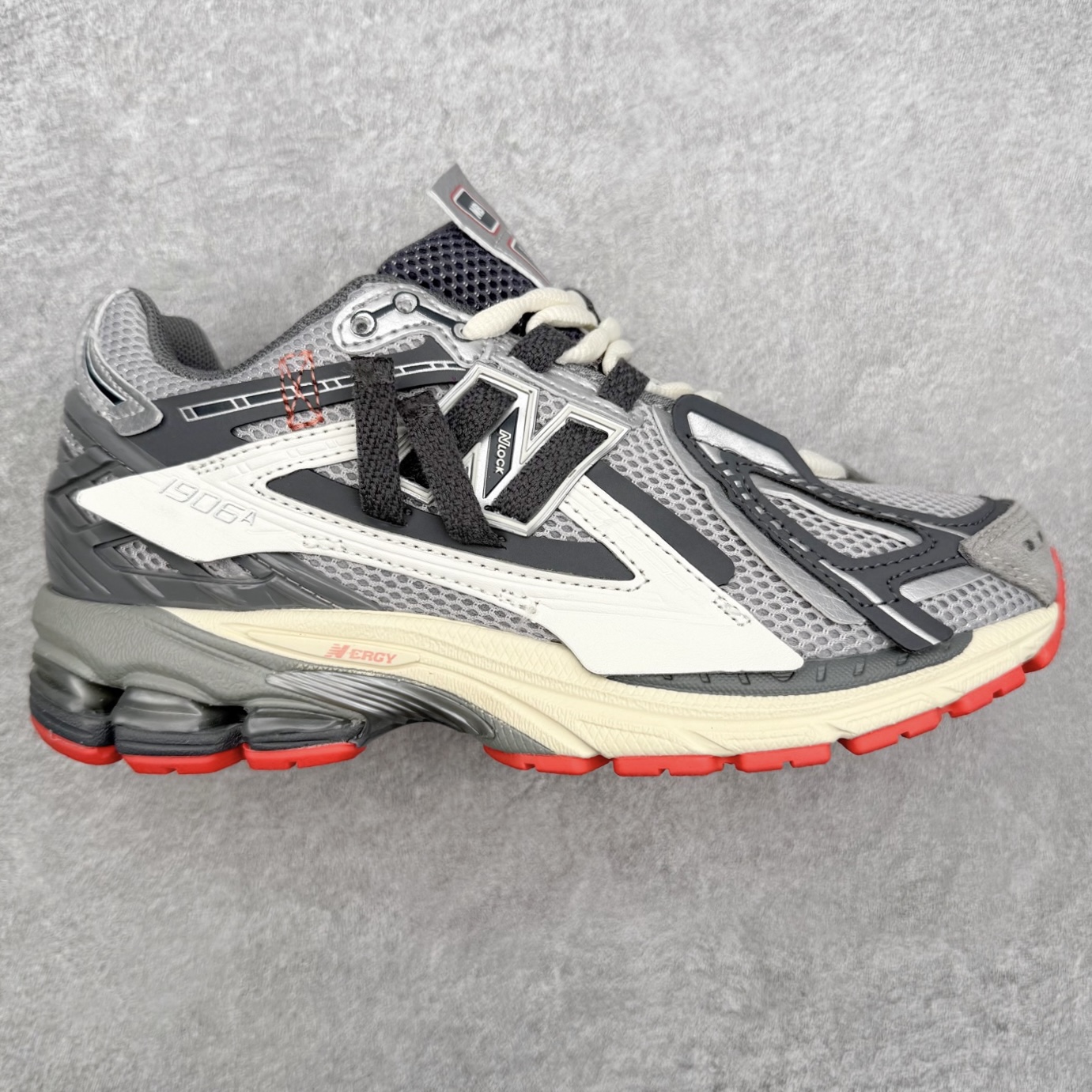 New Balance M1906R NB新百伦系列复古老爹风休闲运动慢跑鞋 日韩出口特供订单 全网最全配色 配套商长期套现长期补货 全新货品 正常出厂触屏不到的单价 超级跑量款 全套原楦原纸板原厂数据开发 进口三明治网面 原装进口翻毛皮料正确绒感卡色 正确中底拉帮中底网布细节 采用轻质牛剖革拼接透气网眼衬垫织物鞋面材质 T-Beam大底提供足步弓支撑 保持步态稳定 后跟搭载外露缓震胶 鞋身整体以各种深浅不一的灰色覆盖 鞋头以淡蓝色调装饰 网眼衬垫通过不规律的色块实现做旧的美感 泛黄的鞋底更是进一步增添了复古气息 尺码：36 37 37.5 38 38.5 39.5 40 40.5 41.5 42 42.5 43 44 45-选品中心