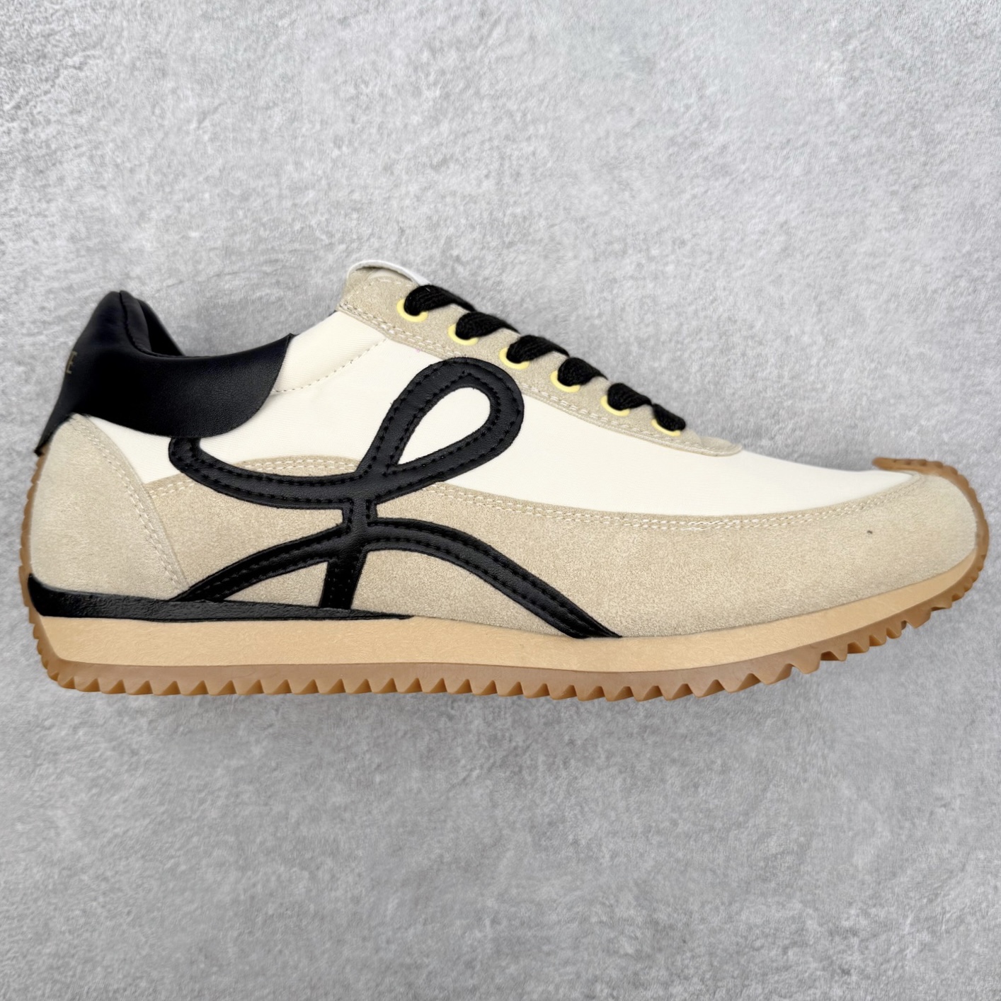 罗意威Loewe Ballet Runner 2.0 Sneakers 芭蕾舞2.0系列阿甘复古风德训薄底百搭休闲运动鞋 市面最高性价比 实体平台跑量 主打推荐好货 采用反绒牛皮革拼接头层皮饰片鞋面材质鞋身原装高密度防刮尼龙面料,极好柔软效果双层乳胶缓震鞋垫外部搭配轻量EVA缓震组合橡胶防滑片装外底不对称鞋头设计、袜状内部结构，轻盈橡胶外底延伸至鞋头 20 毫米鞋跟，附白色和同色系鞋带侧面饰有 L 徽标，鞋舌饰有压纹 Anagram 后跟标签饰有注塑橡胶 LOEWE 标志升级原楦型开发纸版全手工拉帮工艺成型 尺码：35 36 37 38 39 40 41 42 43 44 45-选品中心