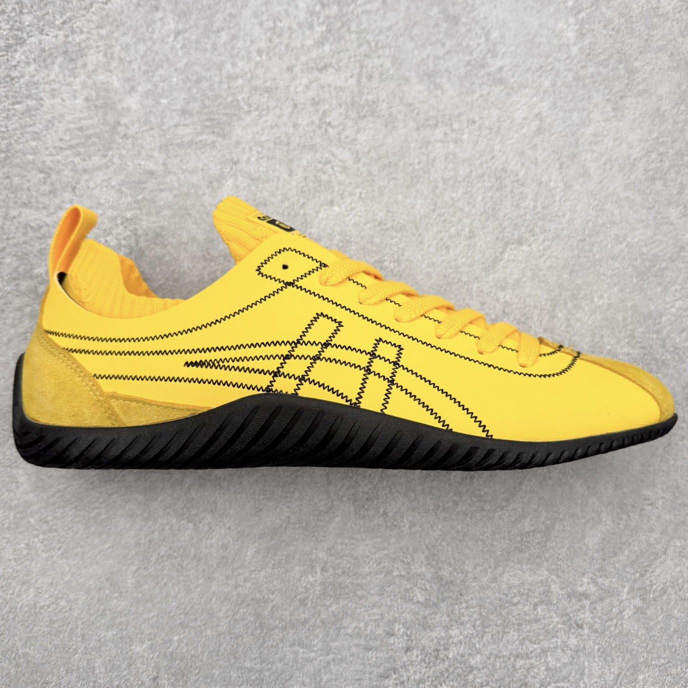 Onitsuka Tiger 鬼塚虎 Sclaw 轻便舒适防滑耐磨透气支撑吸汗低帮生活休闲鞋 低帮设计简洁利落 流畅的线条勾勒出随性的风格 鞋口织物收口 经典鞋袜一体 明线设计标志性logo 采用织物和柔软皮革拼接 时尚质感满满 防磨耐磨大底 上脚轻便舒适 尺码：36 37 37.5 38 39 39.5 40 40.5 41.5 42 42.5 43.5 44 45-选品中心