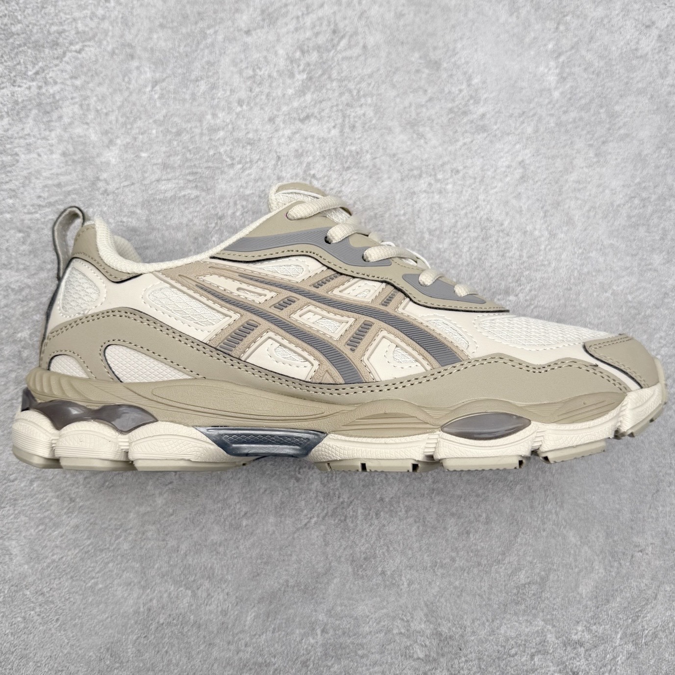 Asics GEL-NYC 亚瑟士防滑耐磨透气低帮运动休闲鞋 GEL-NYC™ 运动鞋的灵感源自传统和现代高性能跑步风格 其鞋面结构参考了 2000 年代初的 GEL-NIMBUS™ 3 鞋 并将其与 MC-PLUS V 设计中的各种装饰融为一体 该工装通过使用 GEL-CUMULUS® 16 鞋的工装系统来对比鞋面的复古风格 通过轻质泡沫和 GEL® 技术嵌入物的结合 这种中底结构有助于创造先进的脚底舒适度 尺码：36 37 37.5 38 39 40.5 41.5 42 42.5 43.5 44 45-选品中心