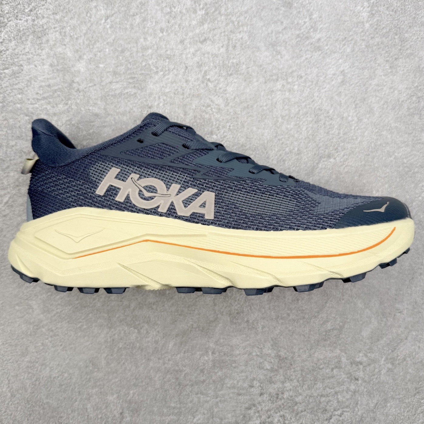 HOKA ONE ONE Challenger ATR 8 挑战者八代轻便耐磨防滑跑步鞋 新一代Challenger泡棉中底减重10% 增加3mm强化缓震、打造Q弹脚感 后跟采用延伸设计 加强跟腱保护、便于穿脱 搭配环保工程网布增加透气、短靴细节防止碎石进入 重新设计的大底以轮胎刻纹为灵感 以更密集的全大底水波刻纹 搭配加大面积的高耐磨橡胶与4mm大刻纹设计 增加整体抓地力与稳定性 尺码：36 36.5 37.5 38 38.5 39 40 40.5 41 42 42.5 43 44 44.5 45-选品中心