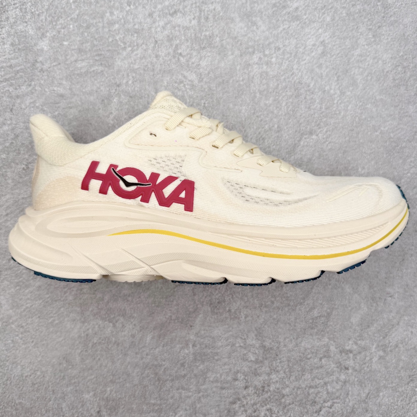 HOKA ONE ONE Clifton 克里夫顿10代专业性能减震公路跑步鞋 轻盈透气的针织网面和纱线的使用让鞋面更挺拔 增强鞋面的强度和支撑性能 搭配柔软的鞋舌 让双脚在舒适包裹中跑的更加畅快 全新泡棉中底 柔软的同时增强回弹性能 为不同跑者提供更平稳流畅的脚感 带来全面的缓冲保护 根据人体工程学设计的延长拉襟 后跟处弹软的海绵填充舒适固定 避免掉跟和摩擦 相比上一代光滑的内衬 Clifton 的内衬增强了摩擦力 避免双脚在鞋内滑动 尺码：36 36.5 37.5 38 38.5 39 40 40.5 41 42 42.5 43 44 44.5 45-选品中心