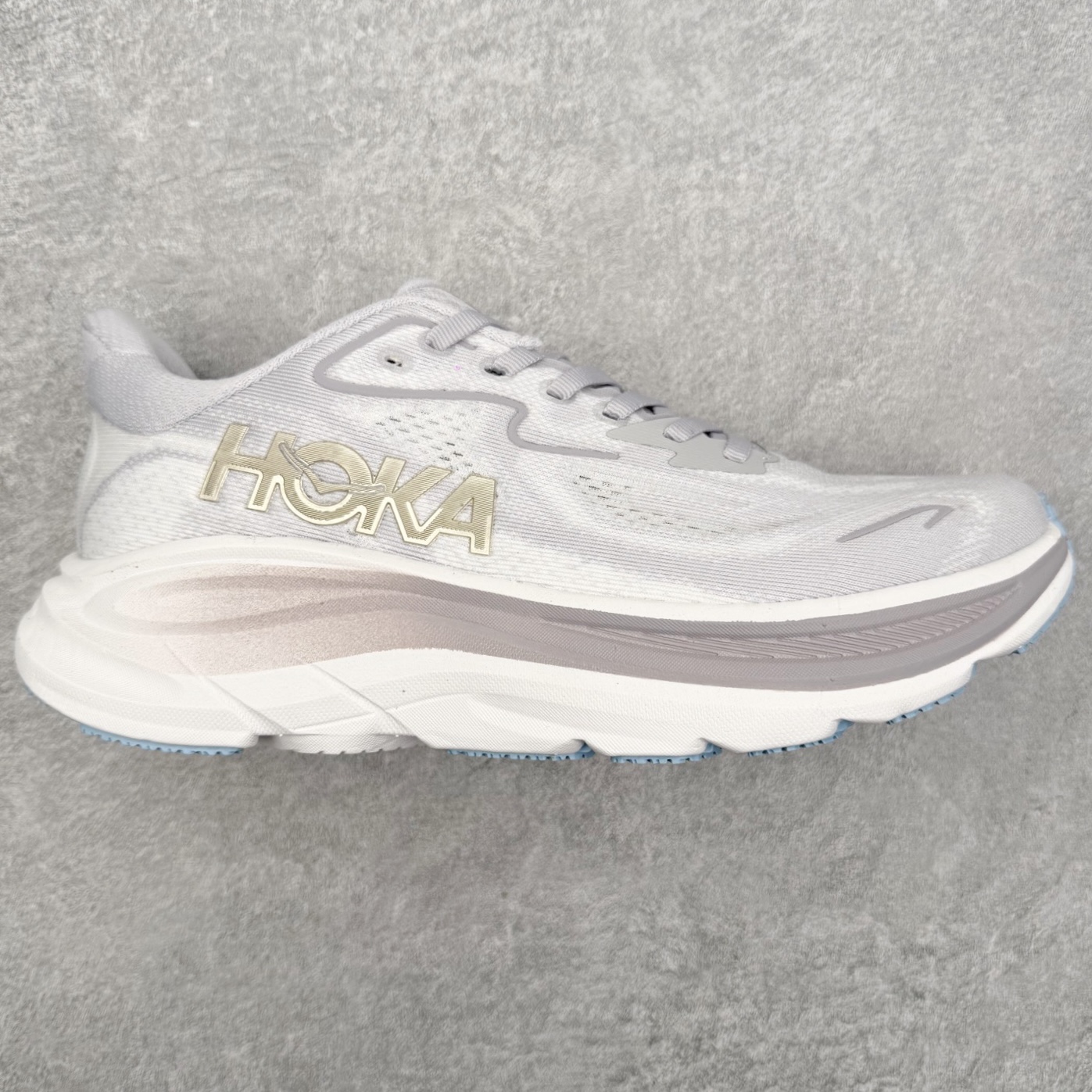 HOKA ONE ONE Clifton 克里夫顿10代专业性能减震公路跑步鞋 轻盈透气的针织网面和纱线的使用让鞋面更挺拔 增强鞋面的强度和支撑性能 搭配柔软的鞋舌 让双脚在舒适包裹中跑的更加畅快 全新泡棉中底 柔软的同时增强回弹性能 为不同跑者提供更平稳流畅的脚感 带来全面的缓冲保护 根据人体工程学设计的延长拉襟 后跟处弹软的海绵填充舒适固定 避免掉跟和摩擦 相比上一代光滑的内衬 Clifton 的内衬增强了摩擦力 避免双脚在鞋内滑动 尺码：36 36.5 37.5 38 38.5 39 40 40.5 41 42 42.5 43 44 44.5 45-选品中心