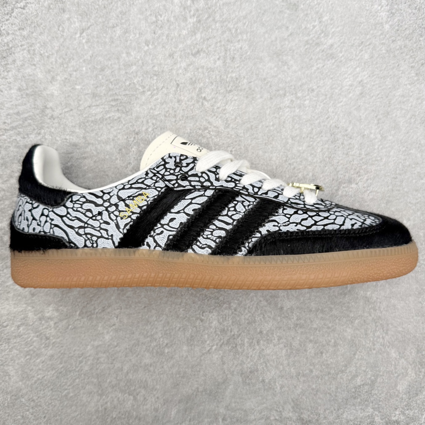 AD Original Samba OG 复古经典轻便板鞋 JR8742 口碑大厂出品 品控大底版型不断改良更新 全套原纸板楦头开发 确保原汁原味 完美呈现桑巴版型 一比一鞋头弧度高度鞋身弧度 此版本只针对中端市场 皮料材质有所更替 其他数据细节工艺流程均保持一致 绝不口嗨 细节品控鞋型随意对比 正确烫金高频细节 原装纳米超迁皮料 独家私模橡胶大底 原盒原配 这款桑巴鞋展示了高质量的工艺 带有装饰的超锁缝制和无缝的手感 柔软、柔软的皮革造型和标志性的3条纹完成了精致的外观 正规合身鞋带 鞋面上有绒面鞋垫 橡胶鞋底 享受正畸套筒软感 自50年代首次亮相以来就一直在赢得粉丝的青睐 尺码：35.5 36 36.5 37.5 38 38.5 39 40 40.5 41 42 42.5 43 44 44.5 45-选品中心