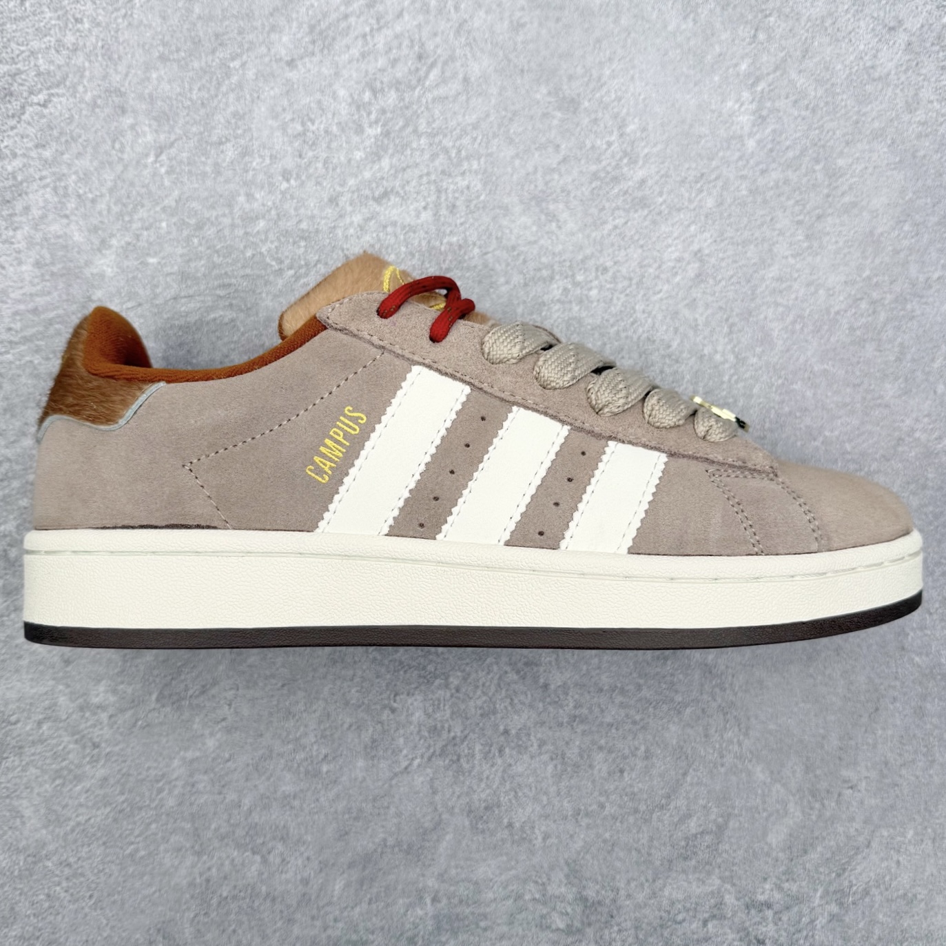 ＃C版纯原 AD Originals Campus 00s 学院系列面包风经典复古低帮百搭休闲运动板鞋 KJ8724 原鞋开发 正确版型 市面唯一全鞋采用原厂头层SD皮料 正确宽版鞋盒 清洁度完美 诠释最高工艺 这次 Originals 选择了以经典复古鞋型 Campus 为蓝本打造全新面包鞋 这款鞋型联名不断 冠希当年对它更是钟爱有加 论牌面丝毫不输贝壳头、Forum 等大热鞋型 这次 Campus 一改 80 年代的瘦长造型 鞋舌、鞋身、鞋底甚至细节都变大了 营造出千禧年前后流行的面包鞋宽大廓形 因此鞋名改为 Campus 00s 鞋身采用绒面皮料搭配白色常规皮革 质感上还是延续了经典 Campus 的设计 鞋舌填充更加饱满 让鞋款整体看起来更加圆润 搭配上这款浅蓝配色 「蓝胖子」造型真的很可爱 鞋舌还加入了与以往 Campus 不同的全新三叶草 Logo 令造型更具千禧气息 鞋带也采用了加宽的设计 如果你不喜欢 这次还附送了传统鞋带可以替换 鞋底采用了米黄做旧设计 凸显鞋款的复古年代感 除了清新可人的浅蓝配色 还有一款酷灰配色 造型更加硬朗复古 而且相比浅蓝配色更加耐脏 尺码：36 36⅔ 37⅓ 38 38⅔ 39⅓ 40 40⅔ 41⅓ 42 42⅔ 43⅓ 44 44 ⅓ 45-选品中心