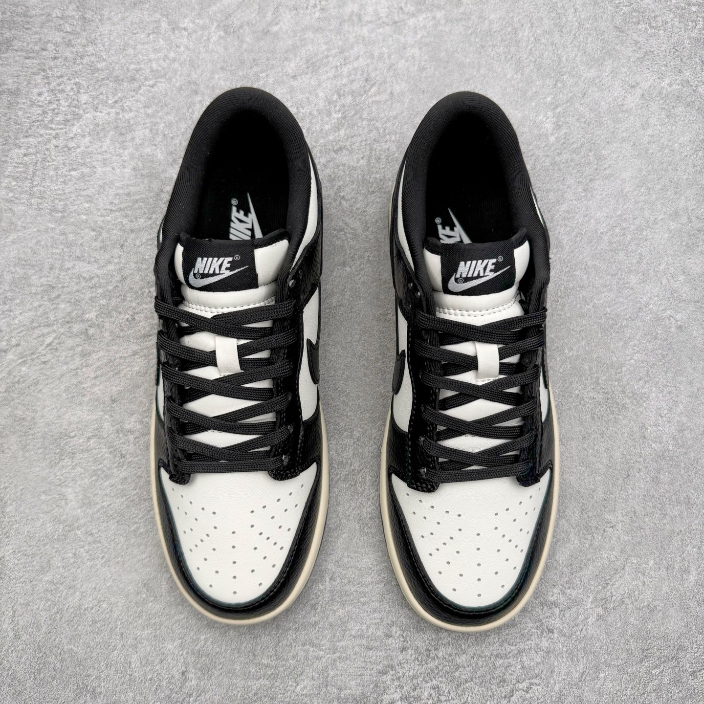 图片[2]-NK Dunk Low 黑白熊猫3.0 HQ7487-100 实力大厂出品 新配色陆续开发 利润个位数只为口碑 全套原纸板楦头开发 确保原汁原味 完美呈现DUNK版型 一比一鞋头弧度高度鞋身弧度 此版本只针对中端市场 皮料材质有所更替 其他数据细节工艺流程均保持一致 绝不口嗨 细节品控鞋型随意对比 独家私模官方第六代原厂航空铝磨具打磨大底 鞋头坡度极致还原 无解鞋型 原盒原配 圈内天花板工艺 原厂玻璃冲刀 超高清洁度 全鞋零毛边皮料切割 原厂中底布点胶 中底布拉帮走线遵循公司 尺码：36 36.5 37.5 38 38.5 39 40 40.5 41 42 42.5 43 44 44.5 45 46-选品中心