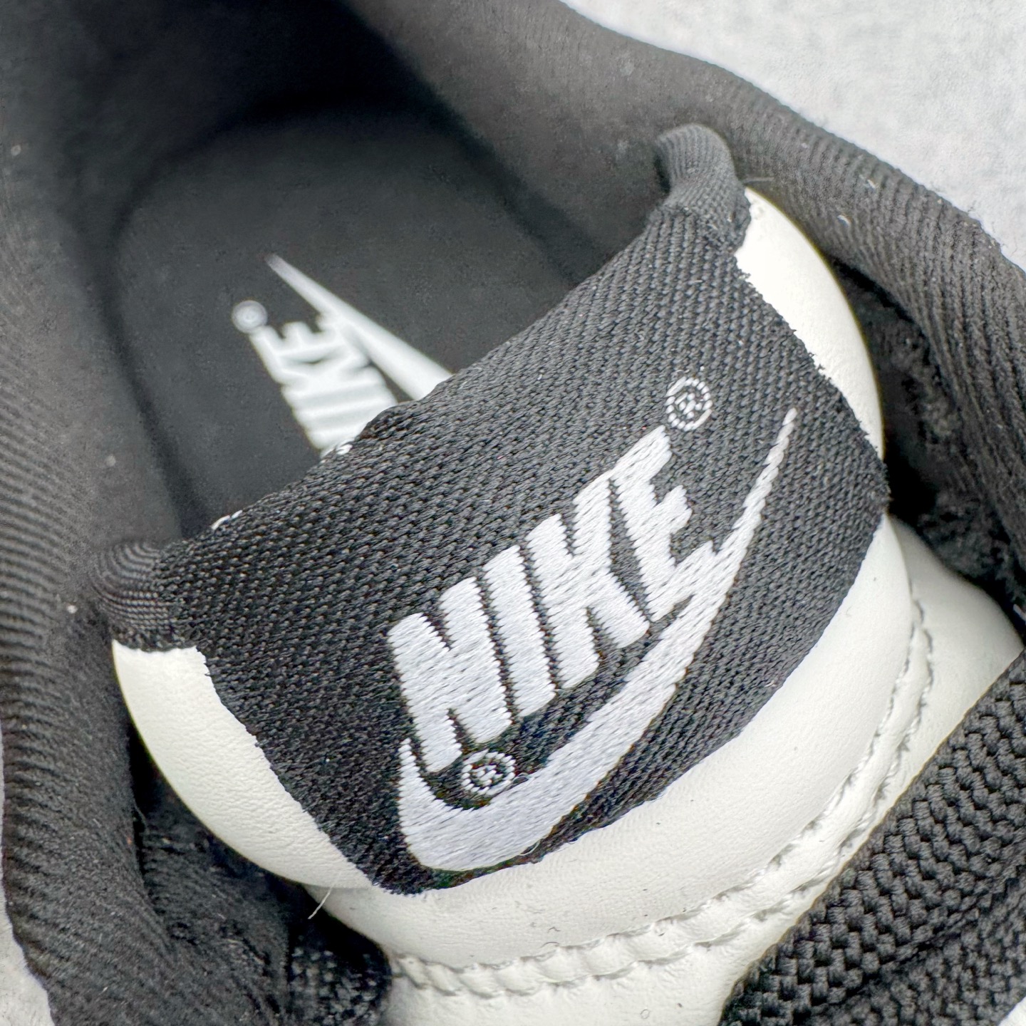 图片[16]-NK Dunk Low 黑白熊猫3.0 HQ7487-100 实力大厂出品 新配色陆续开发 利润个位数只为口碑 全套原纸板楦头开发 确保原汁原味 完美呈现DUNK版型 一比一鞋头弧度高度鞋身弧度 此版本只针对中端市场 皮料材质有所更替 其他数据细节工艺流程均保持一致 绝不口嗨 细节品控鞋型随意对比 独家私模官方第六代原厂航空铝磨具打磨大底 鞋头坡度极致还原 无解鞋型 原盒原配 圈内天花板工艺 原厂玻璃冲刀 超高清洁度 全鞋零毛边皮料切割 原厂中底布点胶 中底布拉帮走线遵循公司 尺码：36 36.5 37.5 38 38.5 39 40 40.5 41 42 42.5 43 44 44.5 45 46-选品中心