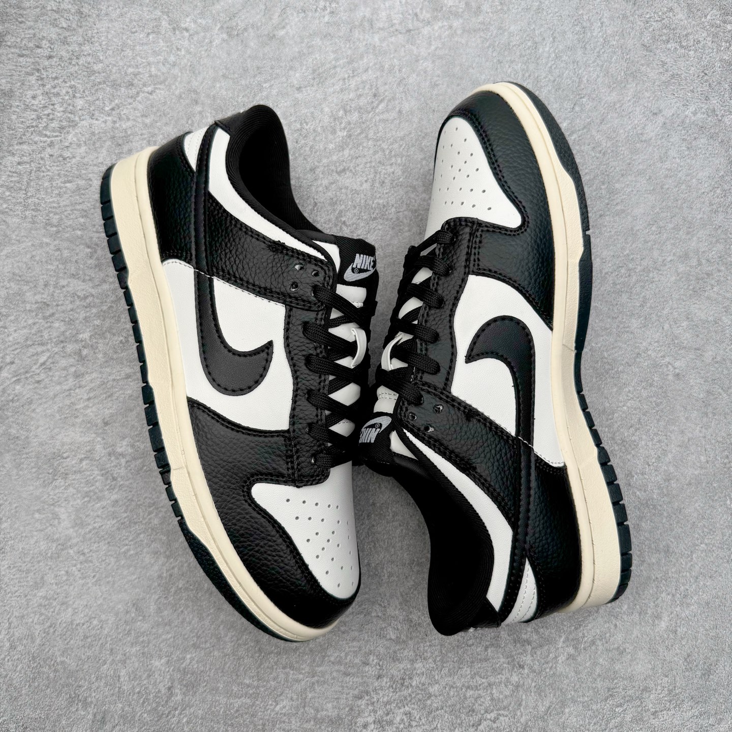 图片[3]-NK Dunk Low 黑白熊猫3.0 HQ7487-100 实力大厂出品 新配色陆续开发 利润个位数只为口碑 全套原纸板楦头开发 确保原汁原味 完美呈现DUNK版型 一比一鞋头弧度高度鞋身弧度 此版本只针对中端市场 皮料材质有所更替 其他数据细节工艺流程均保持一致 绝不口嗨 细节品控鞋型随意对比 独家私模官方第六代原厂航空铝磨具打磨大底 鞋头坡度极致还原 无解鞋型 原盒原配 圈内天花板工艺 原厂玻璃冲刀 超高清洁度 全鞋零毛边皮料切割 原厂中底布点胶 中底布拉帮走线遵循公司 尺码：36 36.5 37.5 38 38.5 39 40 40.5 41 42 42.5 43 44 44.5 45 46-选品中心