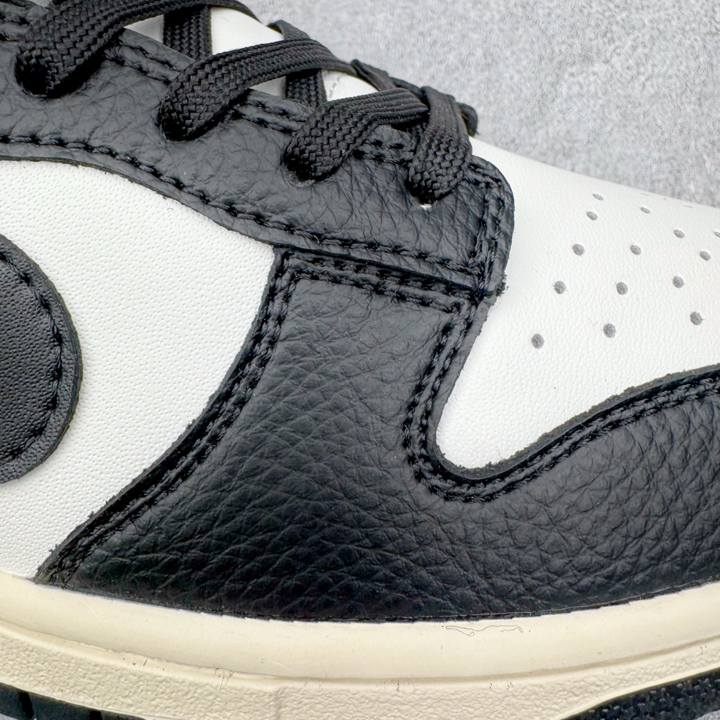 图片[12]-NK Dunk Low 黑白熊猫3.0 HQ7487-100 实力大厂出品 新配色陆续开发 利润个位数只为口碑 全套原纸板楦头开发 确保原汁原味 完美呈现DUNK版型 一比一鞋头弧度高度鞋身弧度 此版本只针对中端市场 皮料材质有所更替 其他数据细节工艺流程均保持一致 绝不口嗨 细节品控鞋型随意对比 独家私模官方第六代原厂航空铝磨具打磨大底 鞋头坡度极致还原 无解鞋型 原盒原配 圈内天花板工艺 原厂玻璃冲刀 超高清洁度 全鞋零毛边皮料切割 原厂中底布点胶 中底布拉帮走线遵循公司 尺码：36 36.5 37.5 38 38.5 39 40 40.5 41 42 42.5 43 44 44.5 45 46-选品中心