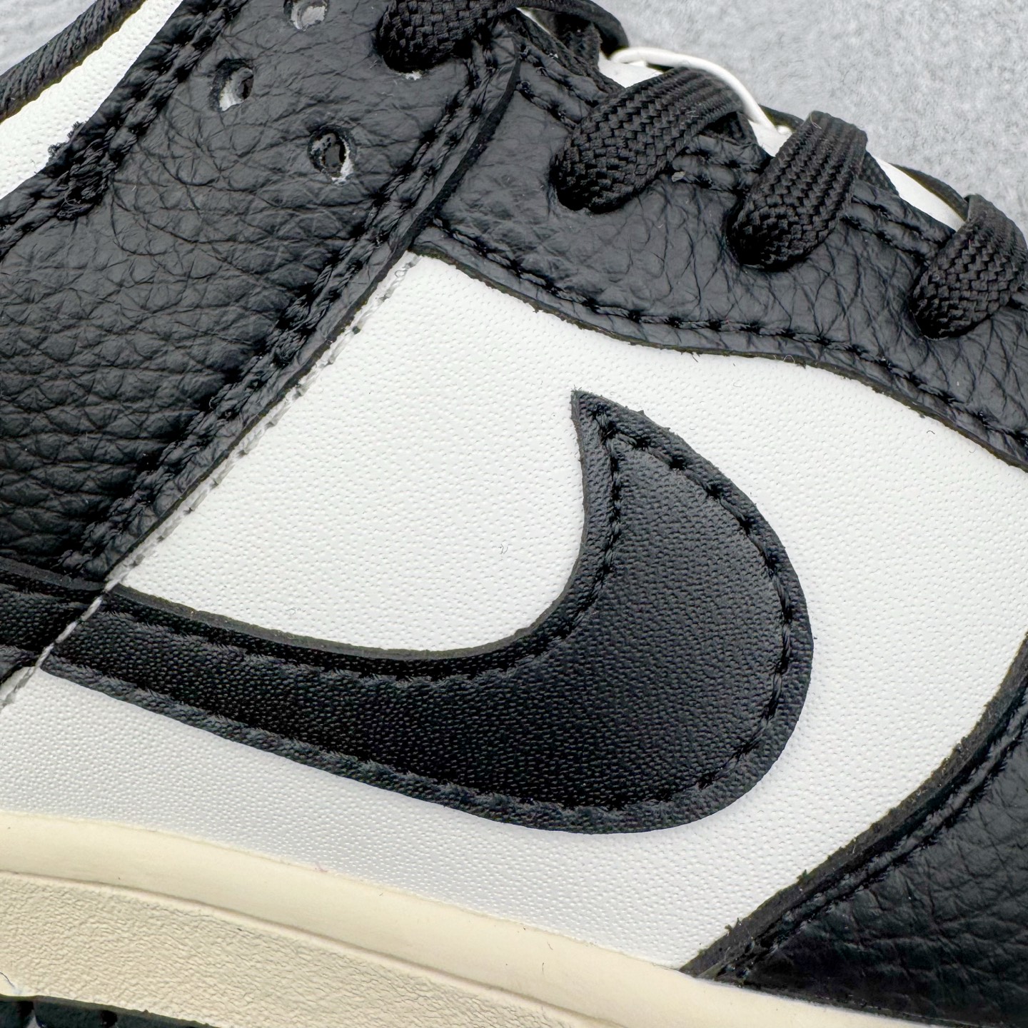 图片[11]-NK Dunk Low 黑白熊猫3.0 HQ7487-100 实力大厂出品 新配色陆续开发 利润个位数只为口碑 全套原纸板楦头开发 确保原汁原味 完美呈现DUNK版型 一比一鞋头弧度高度鞋身弧度 此版本只针对中端市场 皮料材质有所更替 其他数据细节工艺流程均保持一致 绝不口嗨 细节品控鞋型随意对比 独家私模官方第六代原厂航空铝磨具打磨大底 鞋头坡度极致还原 无解鞋型 原盒原配 圈内天花板工艺 原厂玻璃冲刀 超高清洁度 全鞋零毛边皮料切割 原厂中底布点胶 中底布拉帮走线遵循公司 尺码：36 36.5 37.5 38 38.5 39 40 40.5 41 42 42.5 43 44 44.5 45 46-选品中心