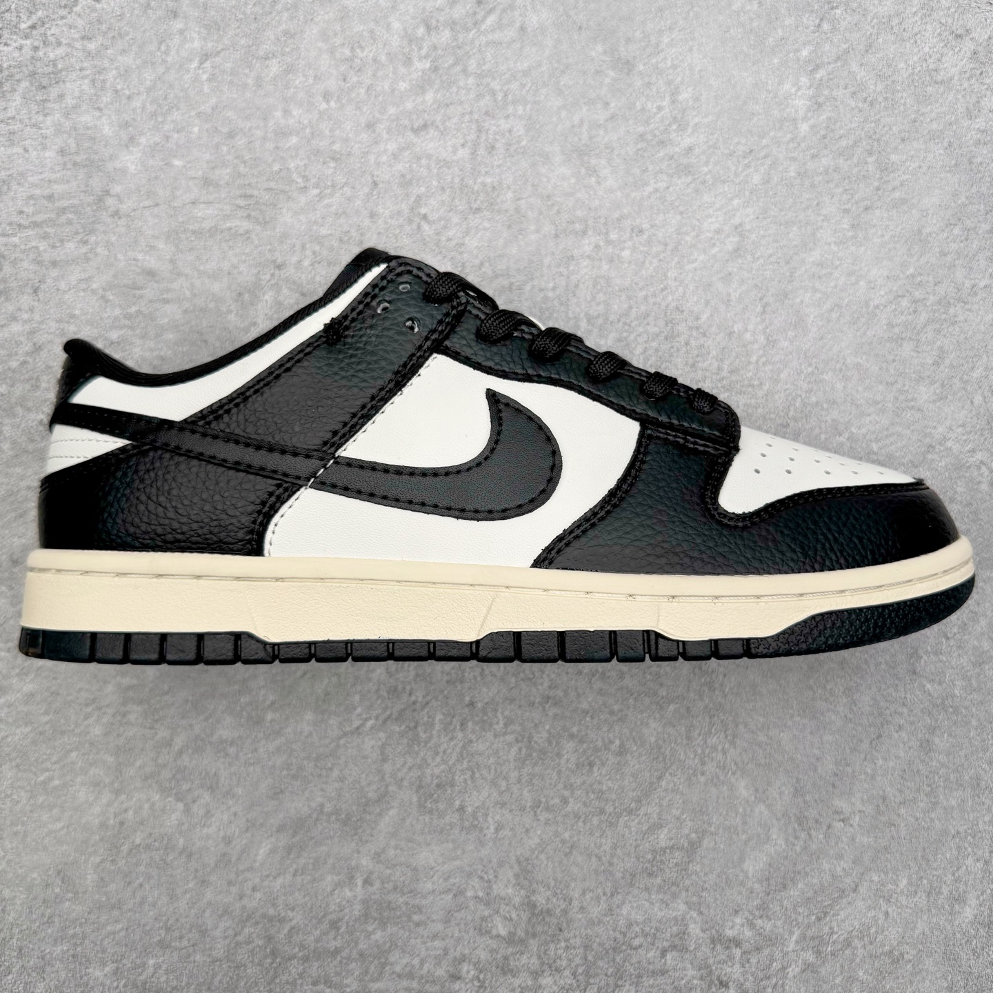 NK Dunk Low 黑白熊猫3.0 HQ7487-100 实力大厂出品 新配色陆续开发 利润个位数只为口碑 全套原纸板楦头开发 确保原汁原味 完美呈现DUNK版型 一比一鞋头弧度高度鞋身弧度 此版本只针对中端市场 皮料材质有所更替 其他数据细节工艺流程均保持一致 绝不口嗨 细节品控鞋型随意对比 独家私模官方第六代原厂航空铝磨具打磨大底 鞋头坡度极致还原 无解鞋型 原盒原配 圈内天花板工艺 原厂玻璃冲刀 超高清洁度 全鞋零毛边皮料切割 原厂中底布点胶 中底布拉帮走线遵循公司 尺码：36 36.5 37.5 38 38.5 39 40 40.5 41 42 42.5 43 44 44.5 45 46-选品中心