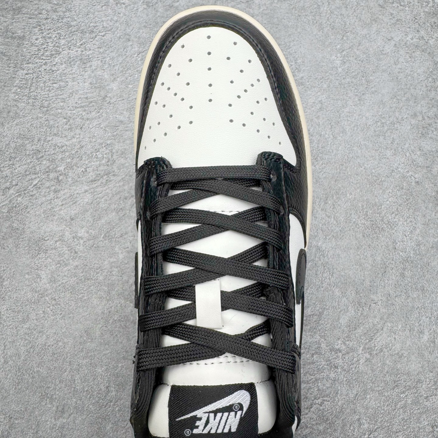 图片[4]-NK Dunk Low 黑白熊猫3.0 HQ7487-100 实力大厂出品 新配色陆续开发 利润个位数只为口碑 全套原纸板楦头开发 确保原汁原味 完美呈现DUNK版型 一比一鞋头弧度高度鞋身弧度 此版本只针对中端市场 皮料材质有所更替 其他数据细节工艺流程均保持一致 绝不口嗨 细节品控鞋型随意对比 独家私模官方第六代原厂航空铝磨具打磨大底 鞋头坡度极致还原 无解鞋型 原盒原配 圈内天花板工艺 原厂玻璃冲刀 超高清洁度 全鞋零毛边皮料切割 原厂中底布点胶 中底布拉帮走线遵循公司 尺码：36 36.5 37.5 38 38.5 39 40 40.5 41 42 42.5 43 44 44.5 45 46-选品中心