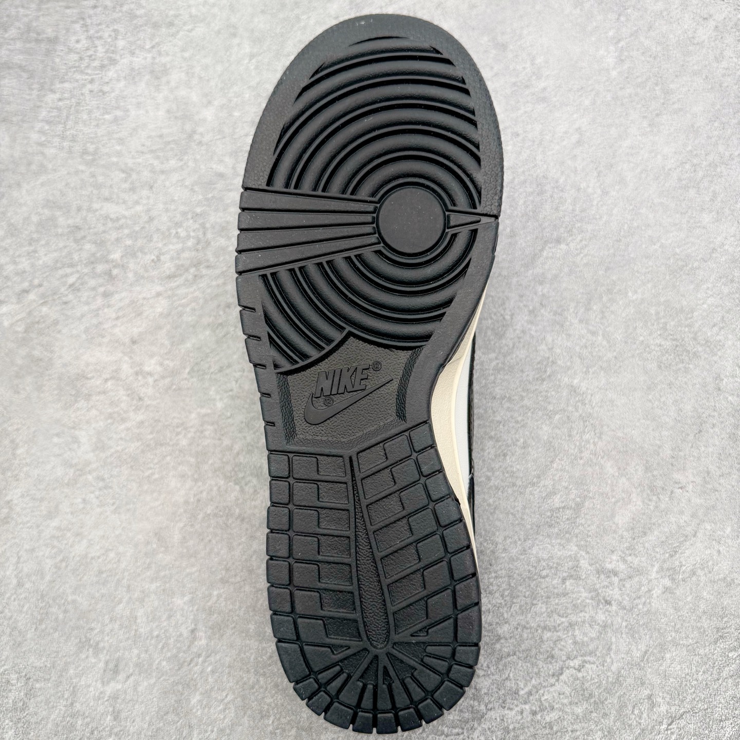 图片[9]-NK Dunk Low 黑白熊猫3.0 HQ7487-100 实力大厂出品 新配色陆续开发 利润个位数只为口碑 全套原纸板楦头开发 确保原汁原味 完美呈现DUNK版型 一比一鞋头弧度高度鞋身弧度 此版本只针对中端市场 皮料材质有所更替 其他数据细节工艺流程均保持一致 绝不口嗨 细节品控鞋型随意对比 独家私模官方第六代原厂航空铝磨具打磨大底 鞋头坡度极致还原 无解鞋型 原盒原配 圈内天花板工艺 原厂玻璃冲刀 超高清洁度 全鞋零毛边皮料切割 原厂中底布点胶 中底布拉帮走线遵循公司 尺码：36 36.5 37.5 38 38.5 39 40 40.5 41 42 42.5 43 44 44.5 45 46-选品中心