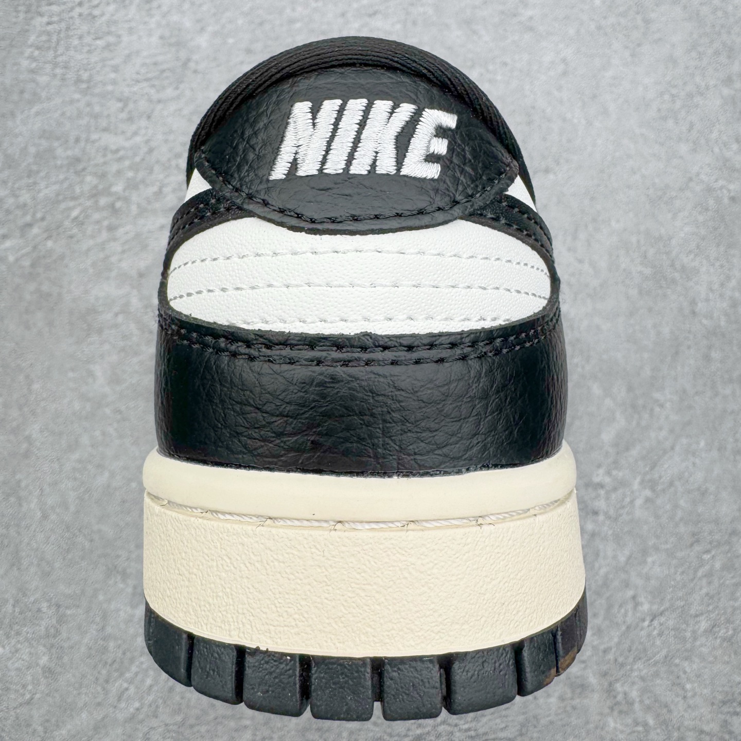 图片[8]-NK Dunk Low 黑白熊猫3.0 HQ7487-100 实力大厂出品 新配色陆续开发 利润个位数只为口碑 全套原纸板楦头开发 确保原汁原味 完美呈现DUNK版型 一比一鞋头弧度高度鞋身弧度 此版本只针对中端市场 皮料材质有所更替 其他数据细节工艺流程均保持一致 绝不口嗨 细节品控鞋型随意对比 独家私模官方第六代原厂航空铝磨具打磨大底 鞋头坡度极致还原 无解鞋型 原盒原配 圈内天花板工艺 原厂玻璃冲刀 超高清洁度 全鞋零毛边皮料切割 原厂中底布点胶 中底布拉帮走线遵循公司 尺码：36 36.5 37.5 38 38.5 39 40 40.5 41 42 42.5 43 44 44.5 45 46-选品中心